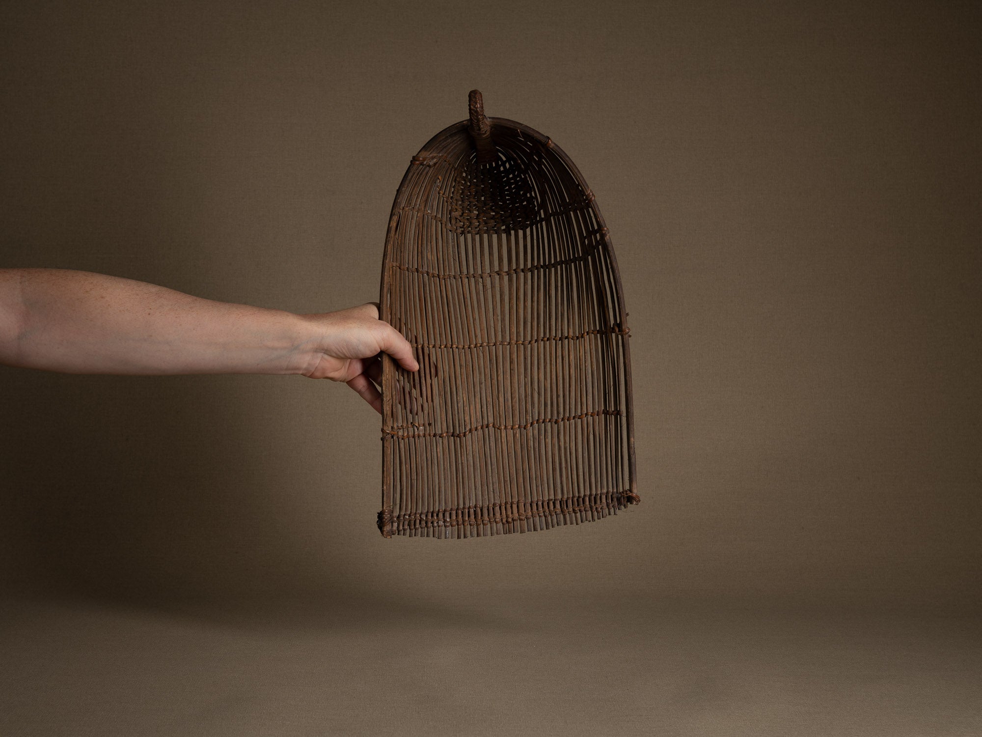Tamis à sagou "Gogotjai" en vannerie de bambou et rotin, îles Mentawai (début du XXe siècle).."Gogotjai", Bamboo and rattan wickerwork sago sieve, Mentawai islands (early 20th century)