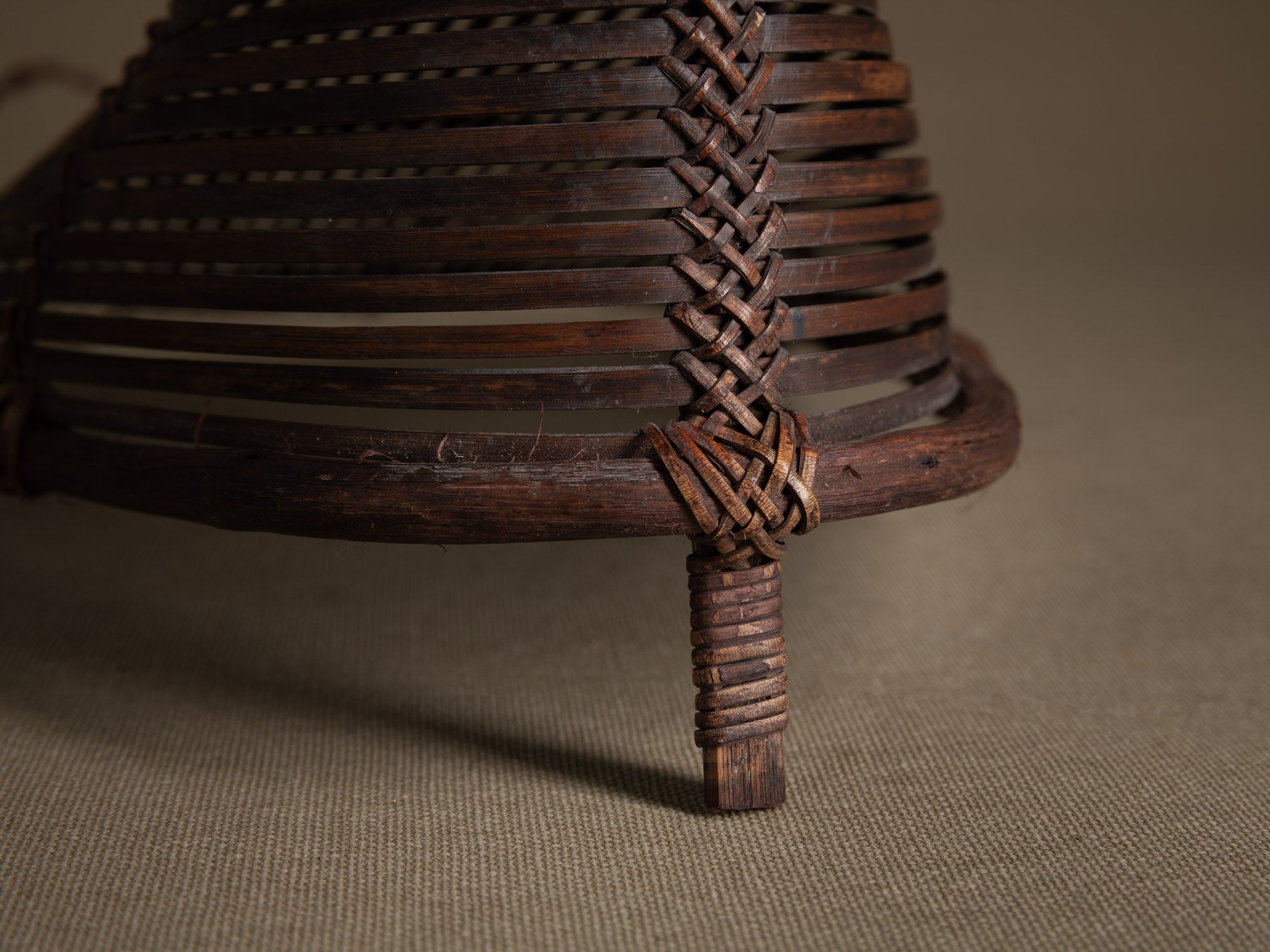 Tamis à sagou "Gogotjai" en vannerie de bambou et rotin, îles Mentawai (Première partie du XXe siècle).."Gogotjai", Bamboo and rattan wickerwork sago sieve, Mentawai islands (first half of 20th century)