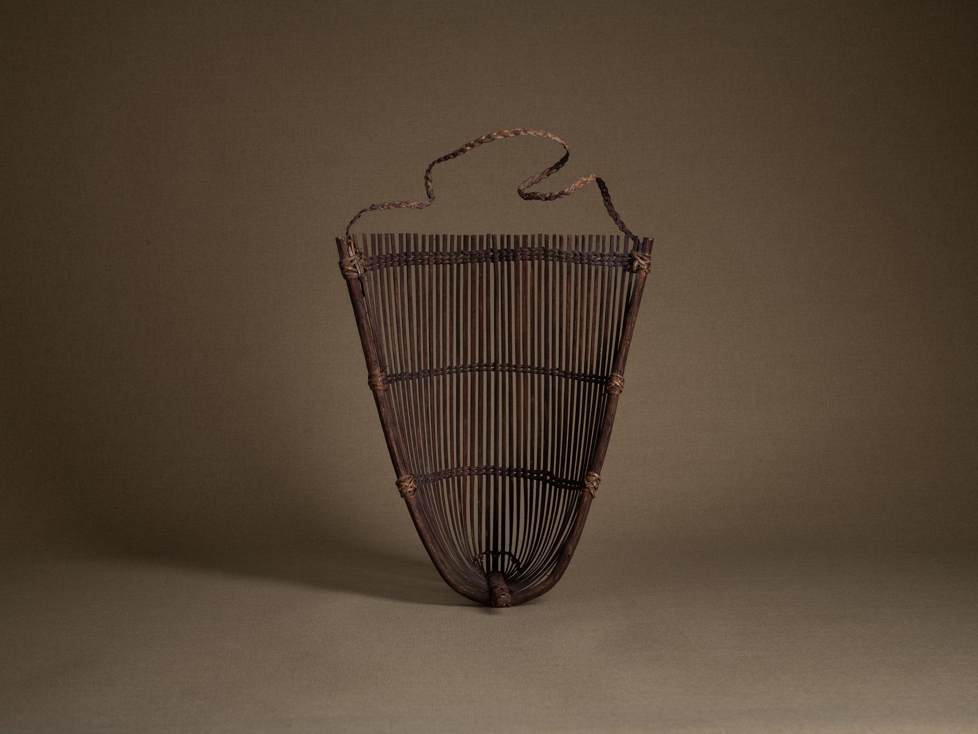 Tamis à sagou "Gogotjai" en vannerie de bambou et rotin, îles Mentawai (Première partie du XXe siècle).."Gogotjai", Bamboo and rattan wickerwork sago sieve, Mentawai islands (first half of 20th century)