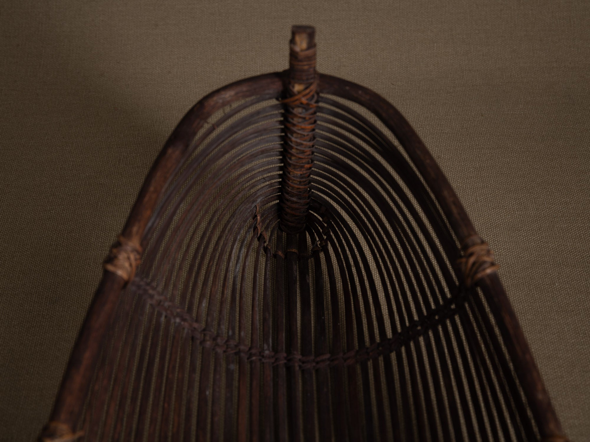 Tamis à sagou "Gogotjai" en vannerie de bambou et rotin, îles Mentawai (Première partie du XXe siècle).."Gogotjai", Bamboo and rattan wickerwork sago sieve, Mentawai islands (first half of 20th century)