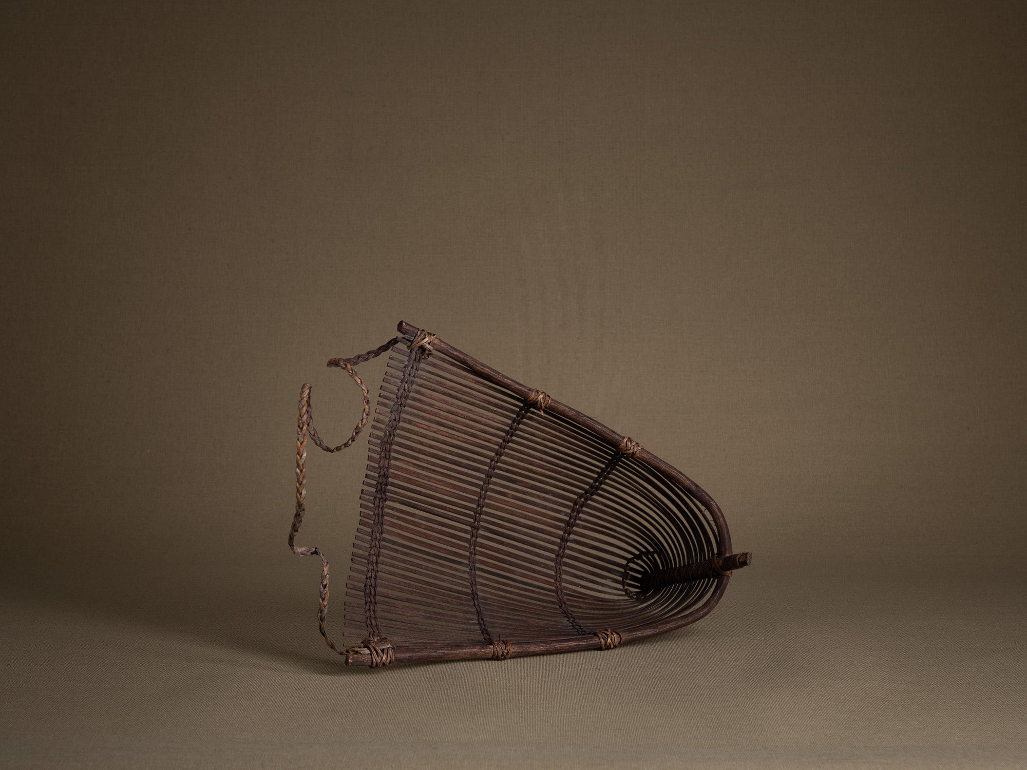 Tamis à sagou "Gogotjai" en vannerie de bambou et rotin, îles Mentawai (Première partie du XXe siècle).."Gogotjai", Bamboo and rattan wickerwork sago sieve, Mentawai islands (first half of 20th century)