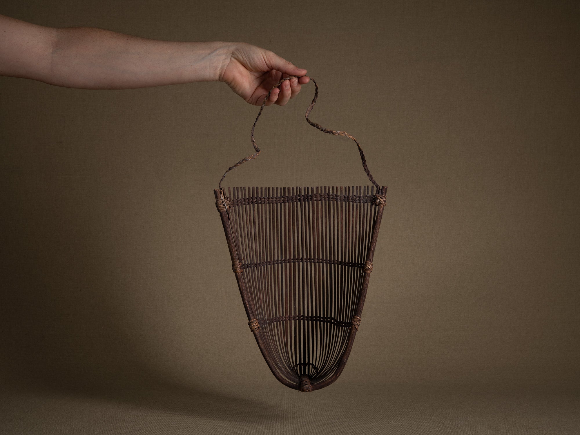 Tamis à sagou "Gogotjai" en vannerie de bambou et rotin, îles Mentawai (Première partie du XXe siècle).."Gogotjai", Bamboo and rattan wickerwork sago sieve, Mentawai islands (first half of 20th century)