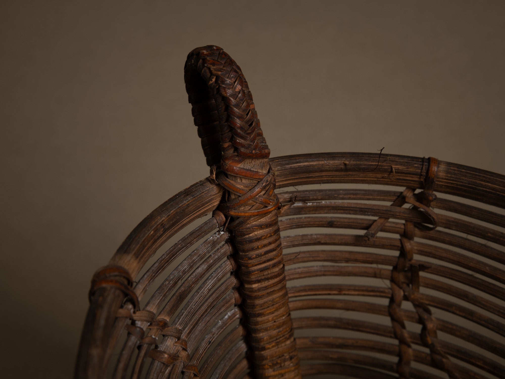 Tamis à sagou "Gogotjai" en vannerie de bambou et rotin, îles Mentawai (début du XXe siècle).."Gogotjai", Bamboo and rattan wickerwork sago sieve, Mentawai islands (early 20th century)