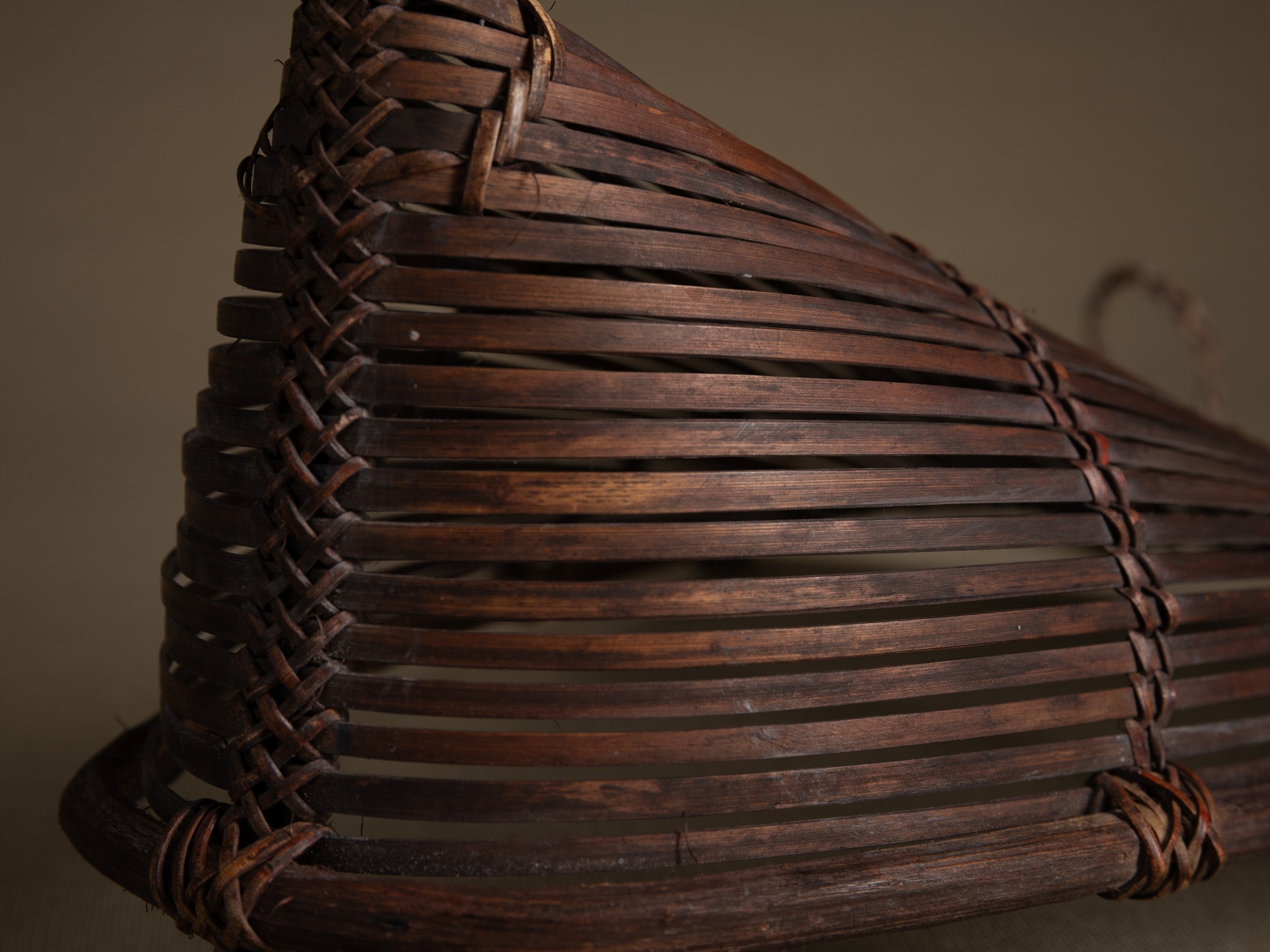 Tamis à sagou "Gogotjai" en vannerie de bambou et rotin, îles Mentawai (Première partie du XXe siècle).."Gogotjai", Bamboo and rattan wickerwork sago sieve, Mentawai islands (first half of 20th century)