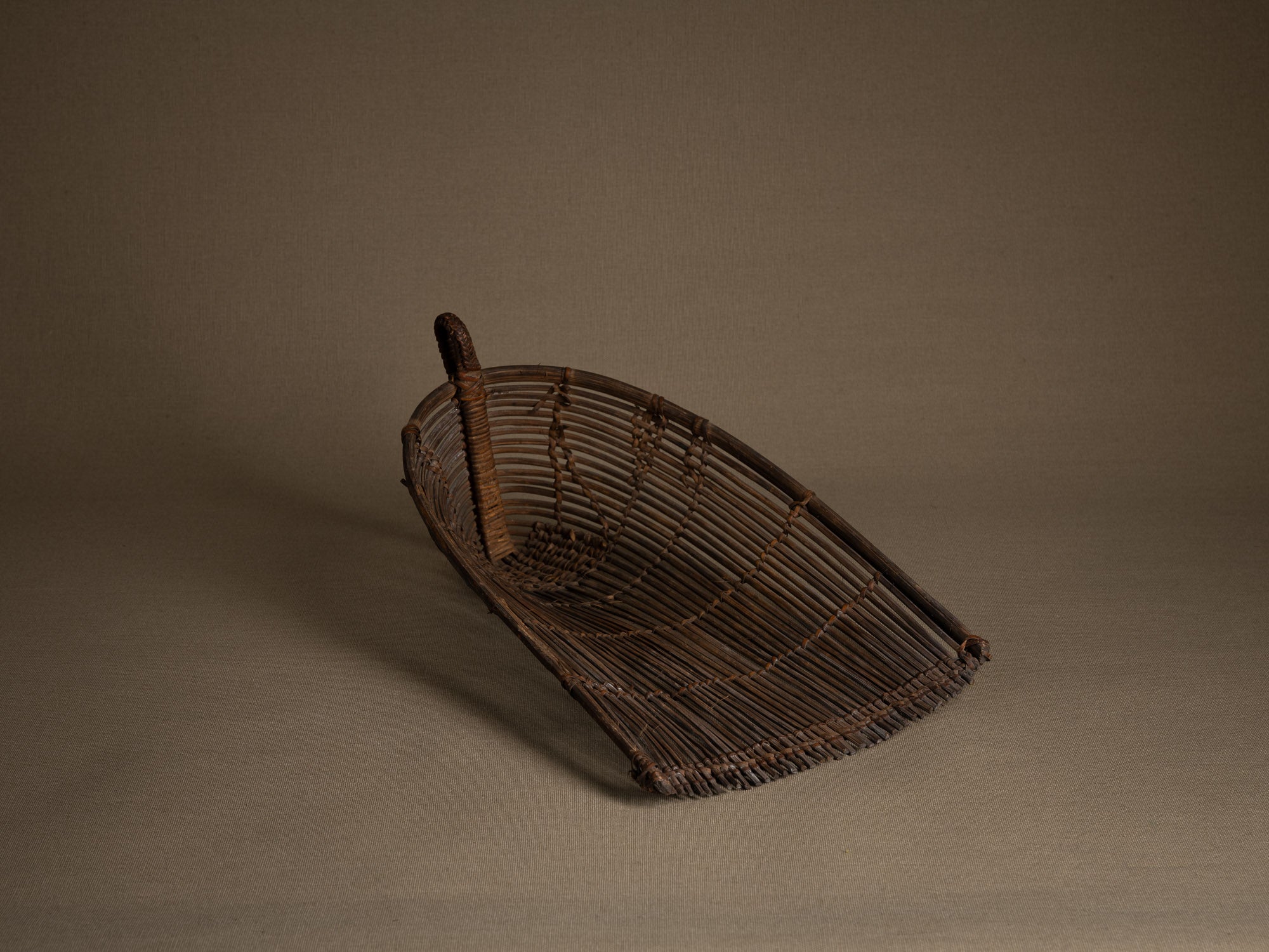 Tamis à sagou "Gogotjai" en vannerie de bambou et rotin, îles Mentawai (début du XXe siècle).."Gogotjai", Bamboo and rattan wickerwork sago sieve, Mentawai islands (early 20th century)