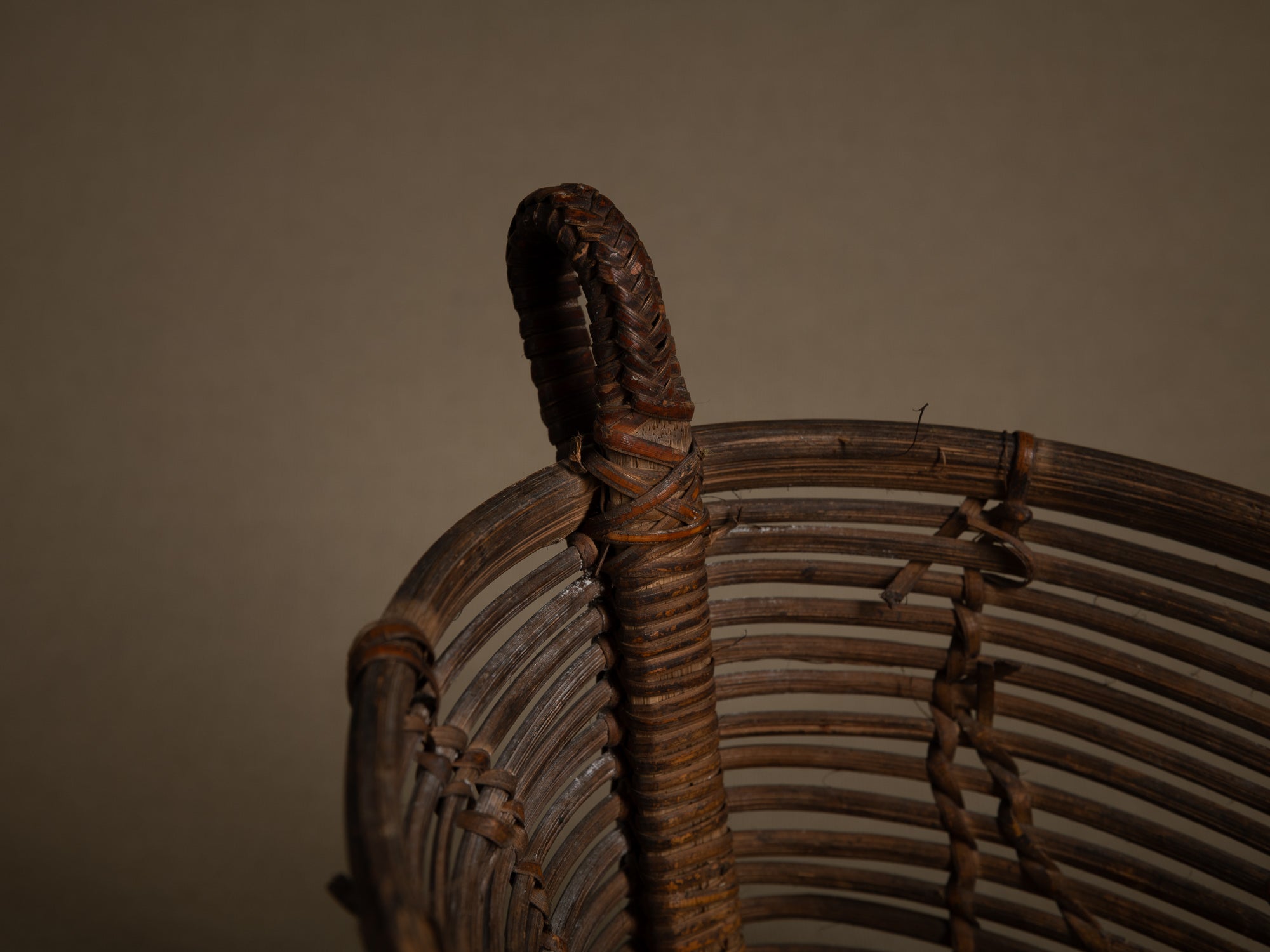 Tamis à sagou "Gogotjai" en vannerie de bambou et rotin, îles Mentawai (début du XXe siècle).."Gogotjai", Bamboo and rattan wickerwork sago sieve, Mentawai islands (early 20th century)