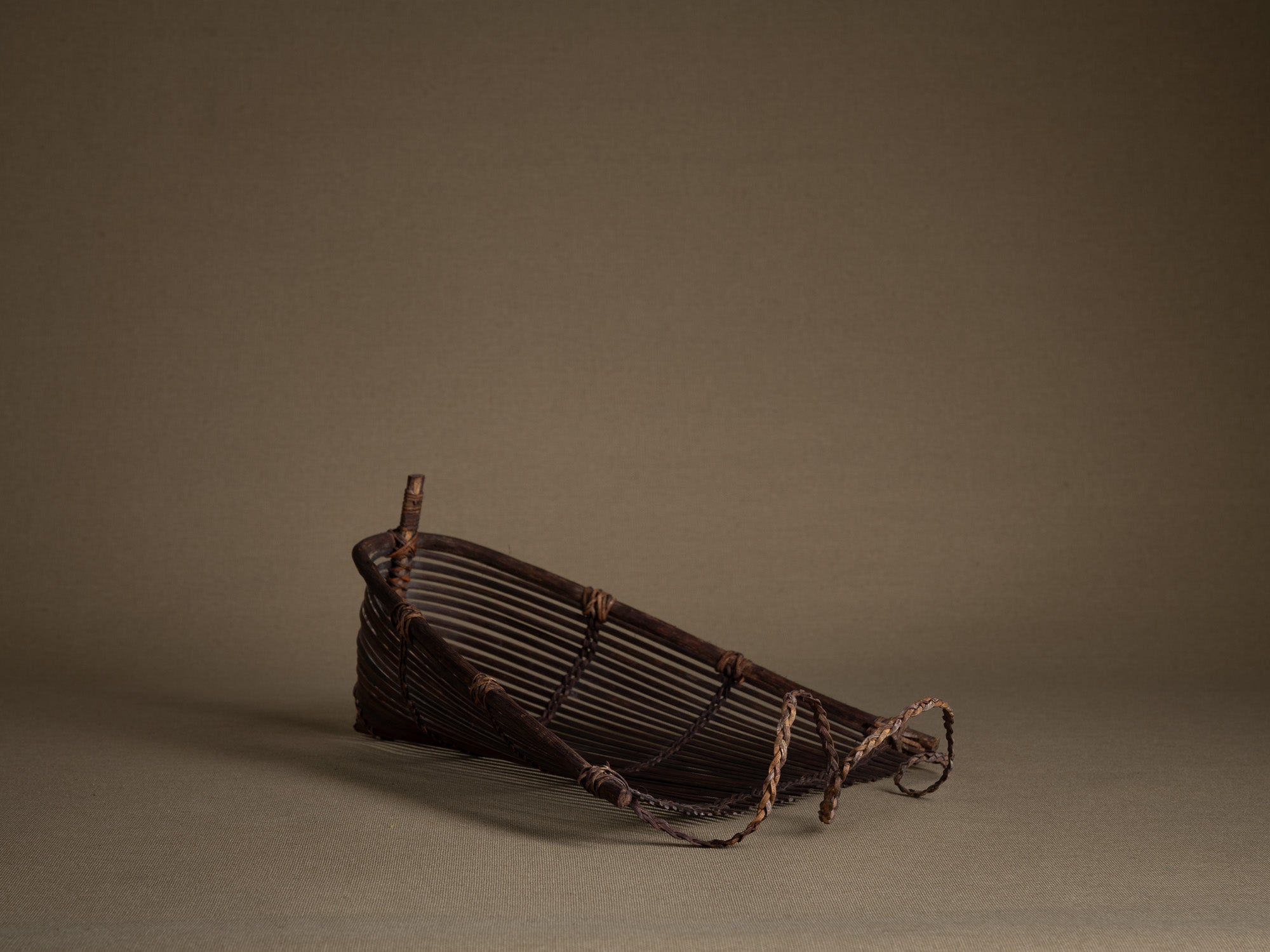 Tamis à sagou "Gogotjai" en vannerie de bambou et rotin, îles Mentawai (Première partie du XXe siècle).."Gogotjai", Bamboo and rattan wickerwork sago sieve, Mentawai islands (first half of 20th century)