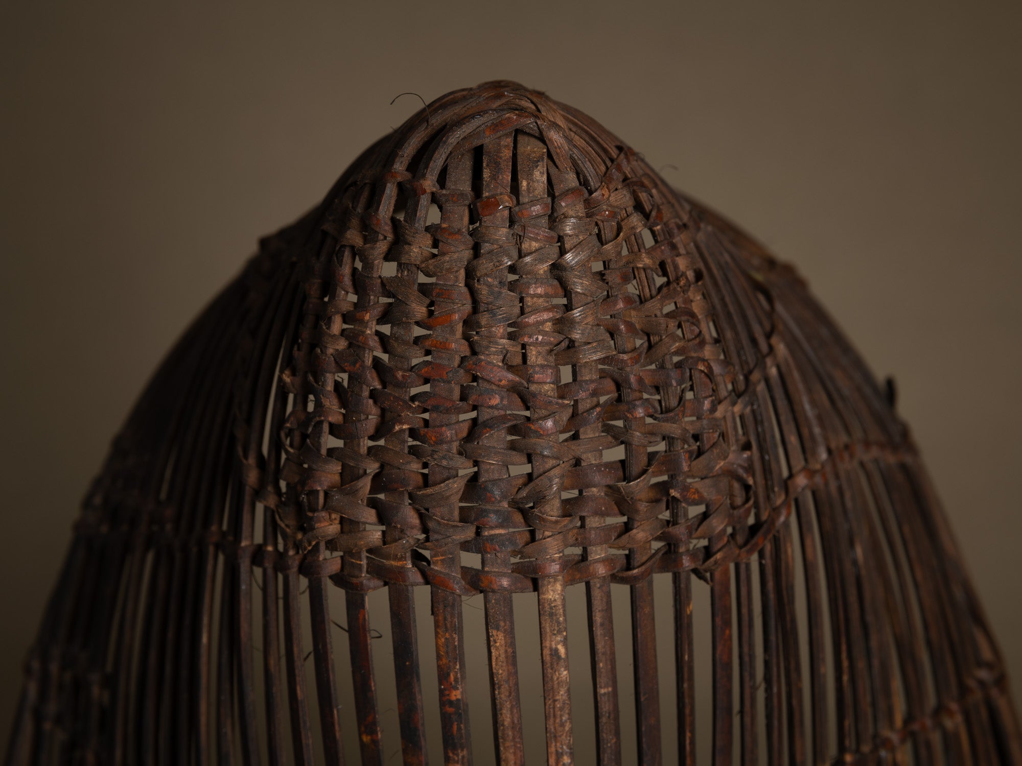 Tamis à sagou "Gogotjai" en vannerie de bambou et rotin, îles Mentawai (début du XXe siècle).."Gogotjai", Bamboo and rattan wickerwork sago sieve, Mentawai islands (early 20th century)