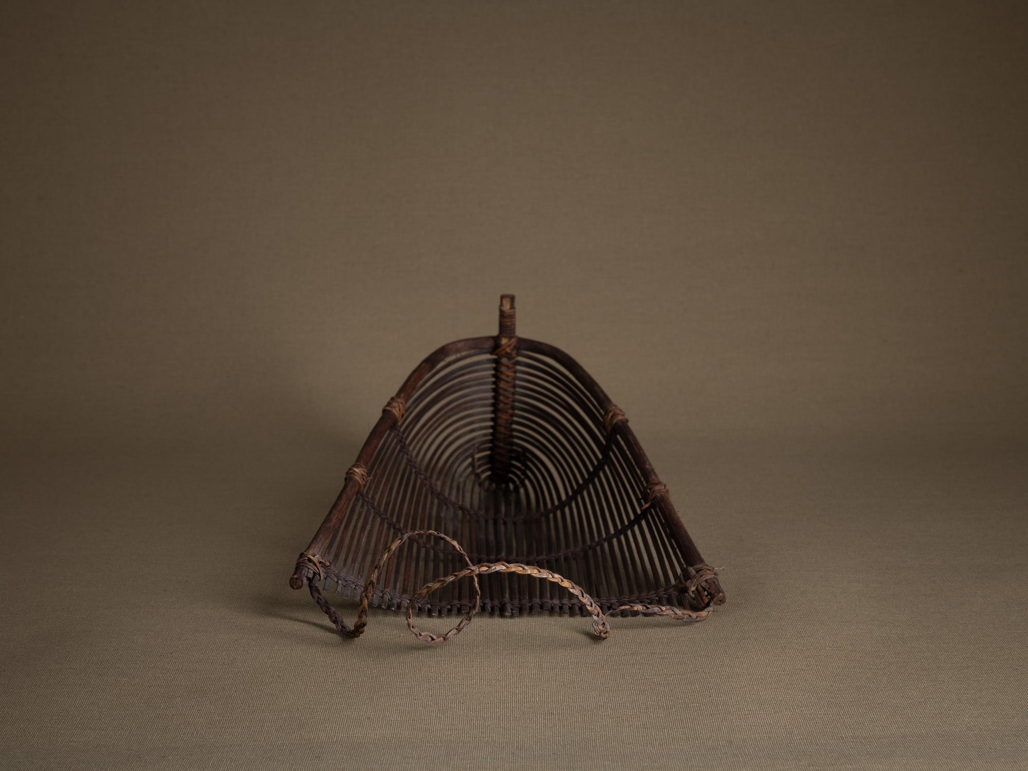 Tamis à sagou "Gogotjai" en vannerie de bambou et rotin, îles Mentawai (Première partie du XXe siècle).."Gogotjai", Bamboo and rattan wickerwork sago sieve, Mentawai islands (first half of 20th century)