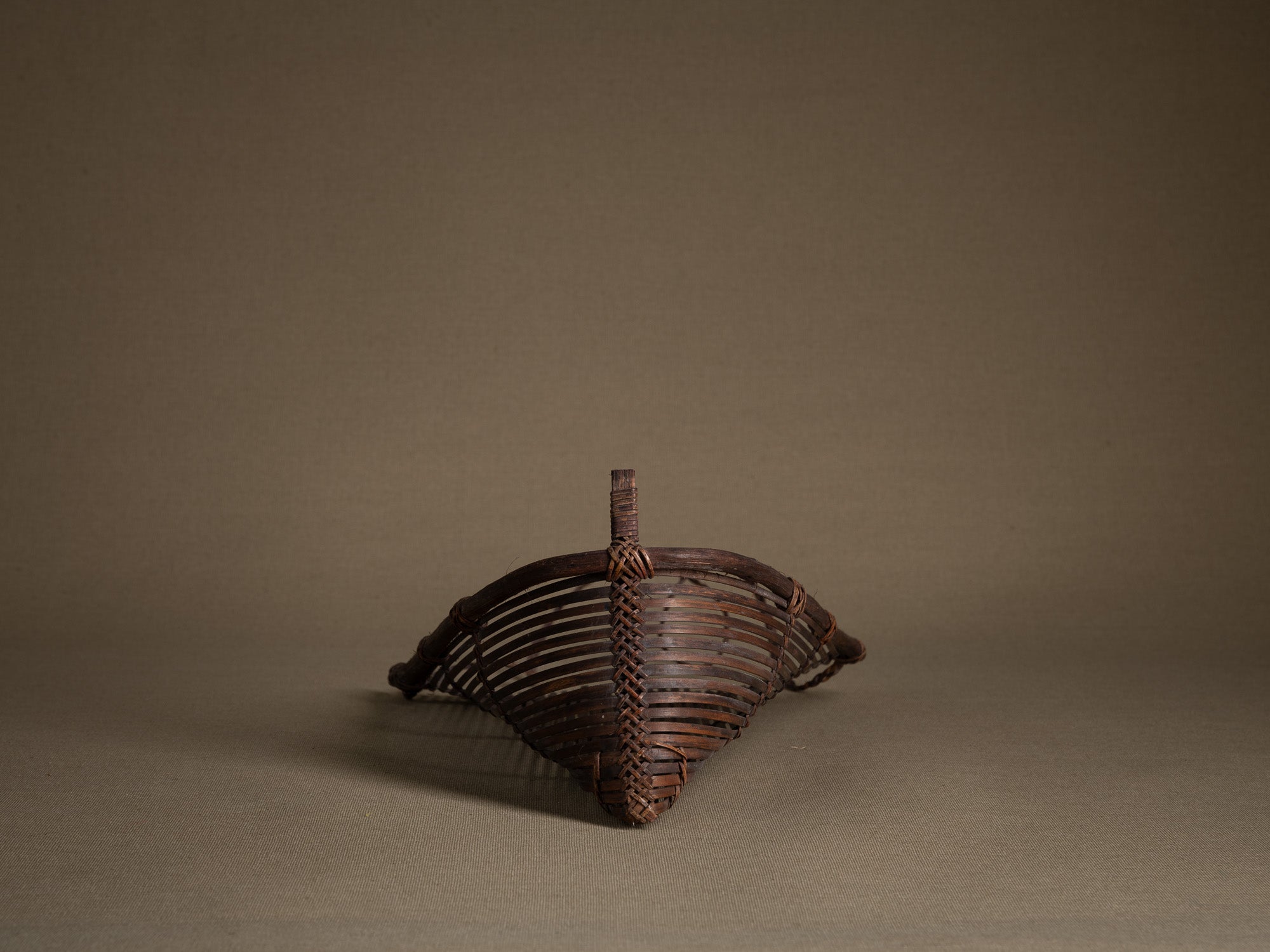 Tamis à sagou "Gogotjai" en vannerie de bambou et rotin, îles Mentawai (Première partie du XXe siècle).."Gogotjai", Bamboo and rattan wickerwork sago sieve, Mentawai islands (first half of 20th century)
