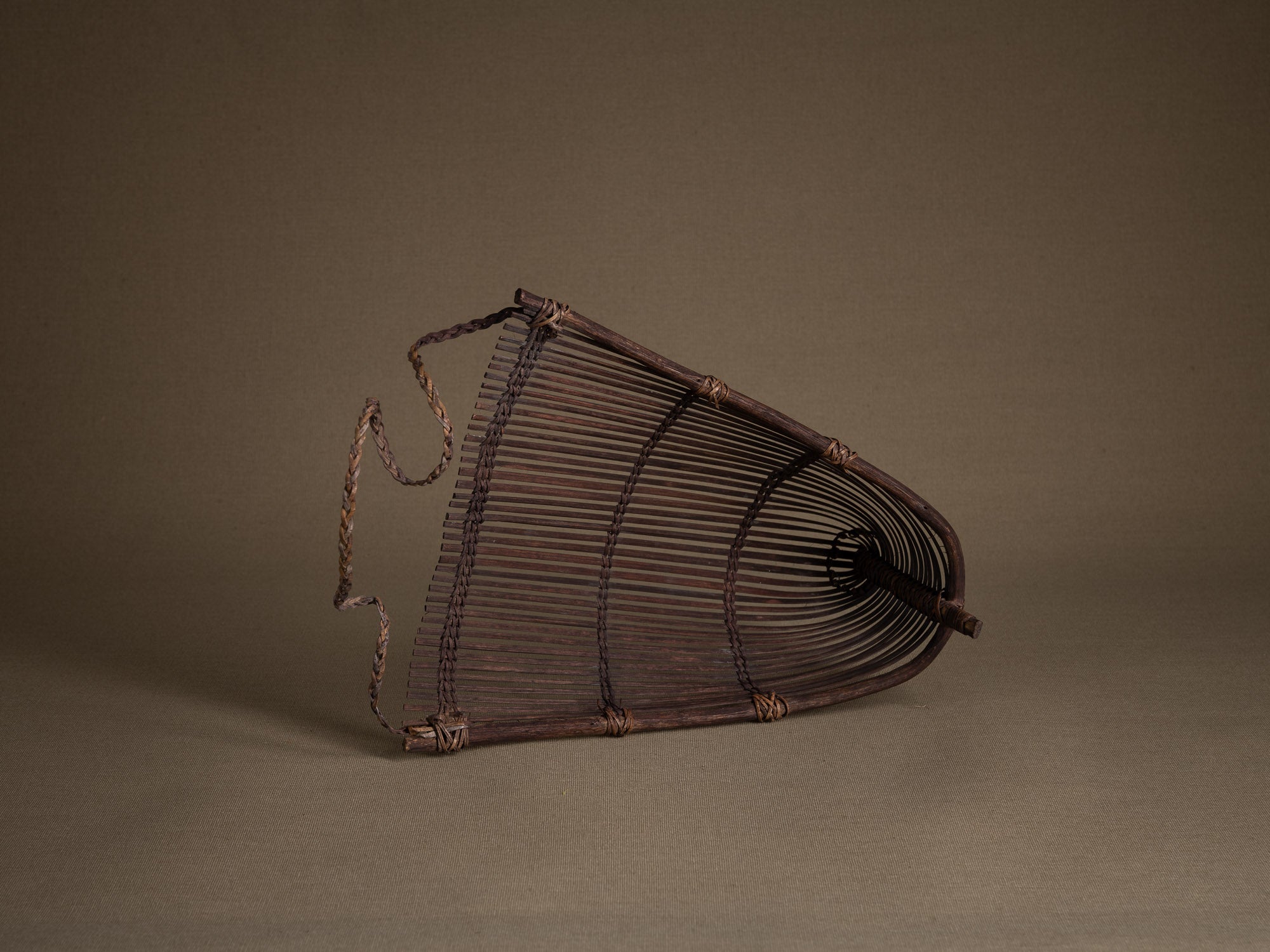 Tamis à sagou "Gogotjai" en vannerie de bambou et rotin, îles Mentawai (Première partie du XXe siècle).."Gogotjai", Bamboo and rattan wickerwork sago sieve, Mentawai islands (first half of 20th century)
