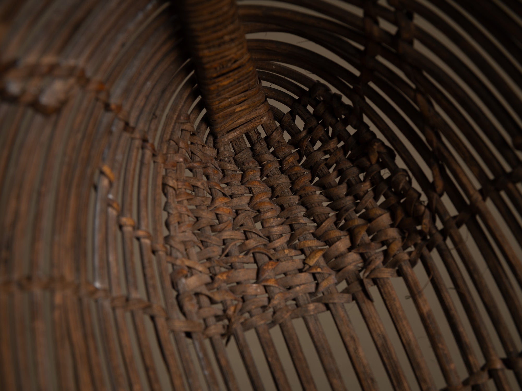 Tamis à sagou "Gogotjai" en vannerie de bambou et rotin, îles Mentawai (début du XXe siècle).."Gogotjai", Bamboo and rattan wickerwork sago sieve, Mentawai islands (early 20th century)