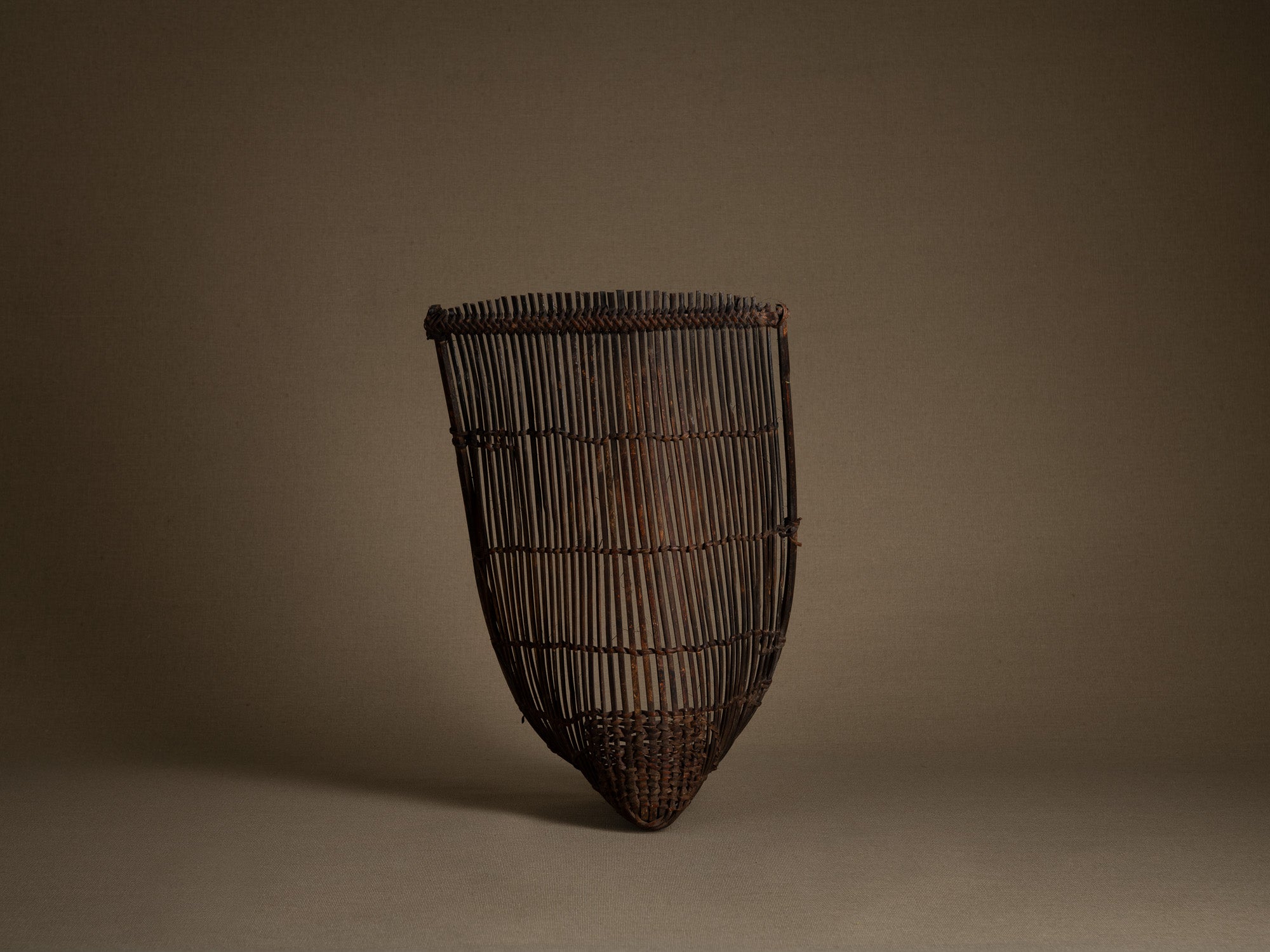 Tamis à sagou "Gogotjai" en vannerie de bambou et rotin, îles Mentawai (début du XXe siècle).."Gogotjai", Bamboo and rattan wickerwork sago sieve, Mentawai islands (early 20th century)