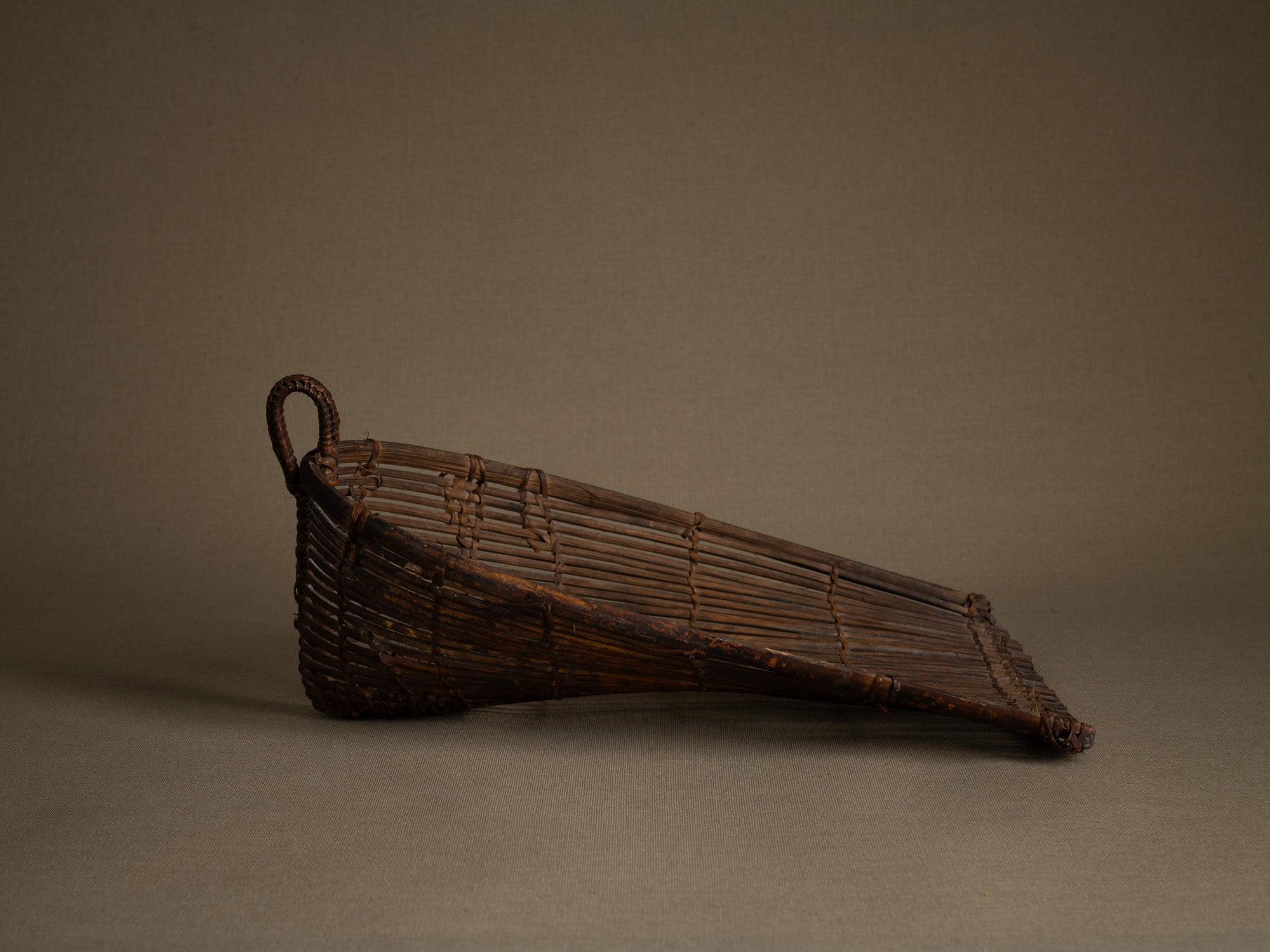 Tamis à sagou "Gogotjai" en vannerie de bambou et rotin, îles Mentawai (début du XXe siècle).."Gogotjai", Bamboo and rattan wickerwork sago sieve, Mentawai islands (early 20th century)