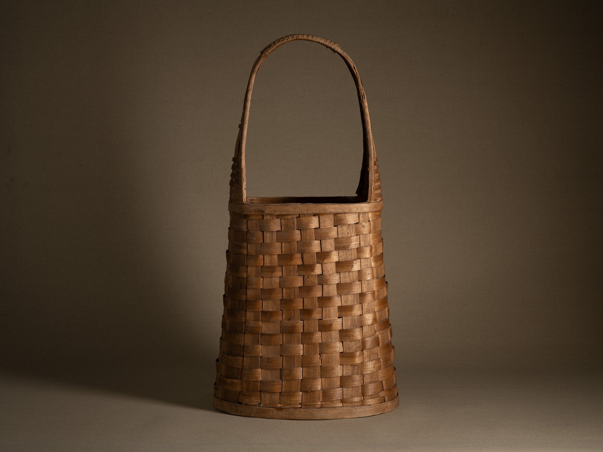 Haut panier ansé en vannerie de lames de bouleau, Suéde (Fin des années 1950)..High-handled basket in birch slat wickerwork for ikebana, Sweden (Late 1950s)