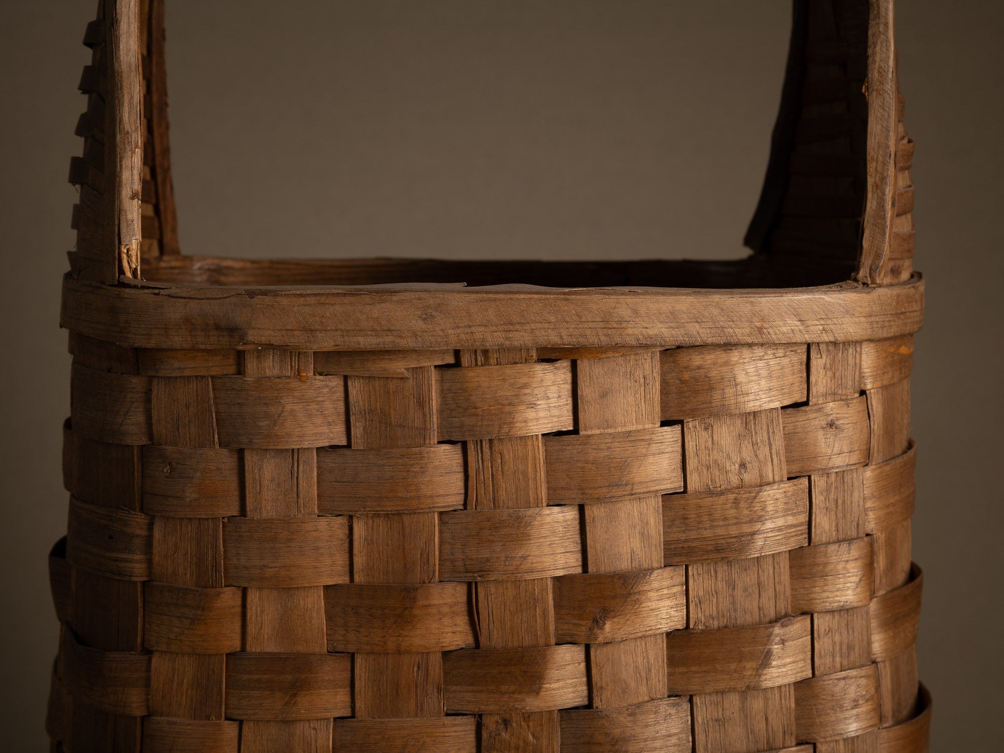 Haut panier ansé en vannerie de lames de bouleau, Suéde (Fin des années 1950)..High-handled basket in birch slat wickerwork for ikebana, Sweden (Late 1950s)