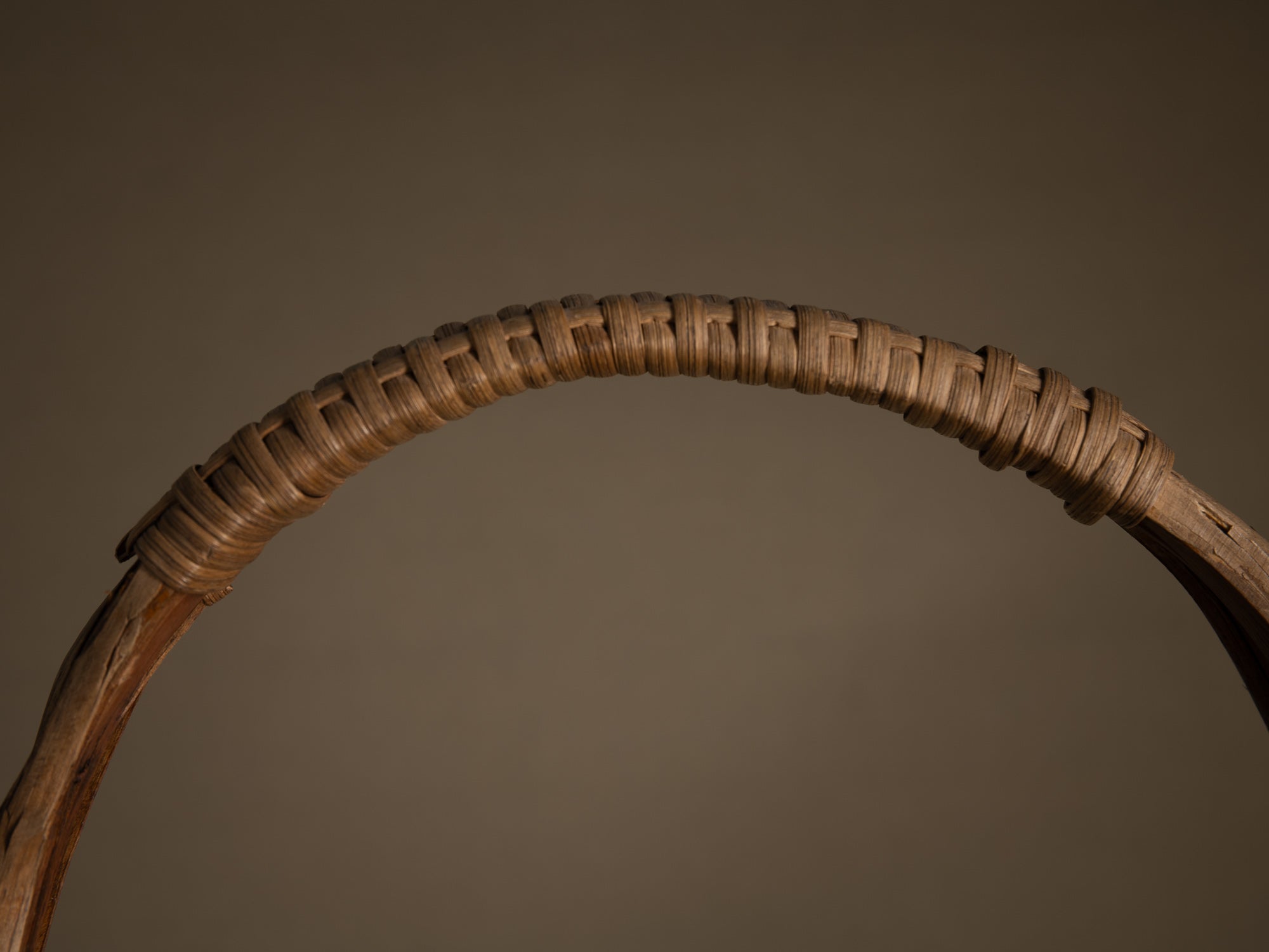 Haut panier ansé en vannerie de lames de bouleau, Suéde (Fin des années 1950)..High-handled basket in birch slat wickerwork for ikebana, Sweden (Late 1950s)
