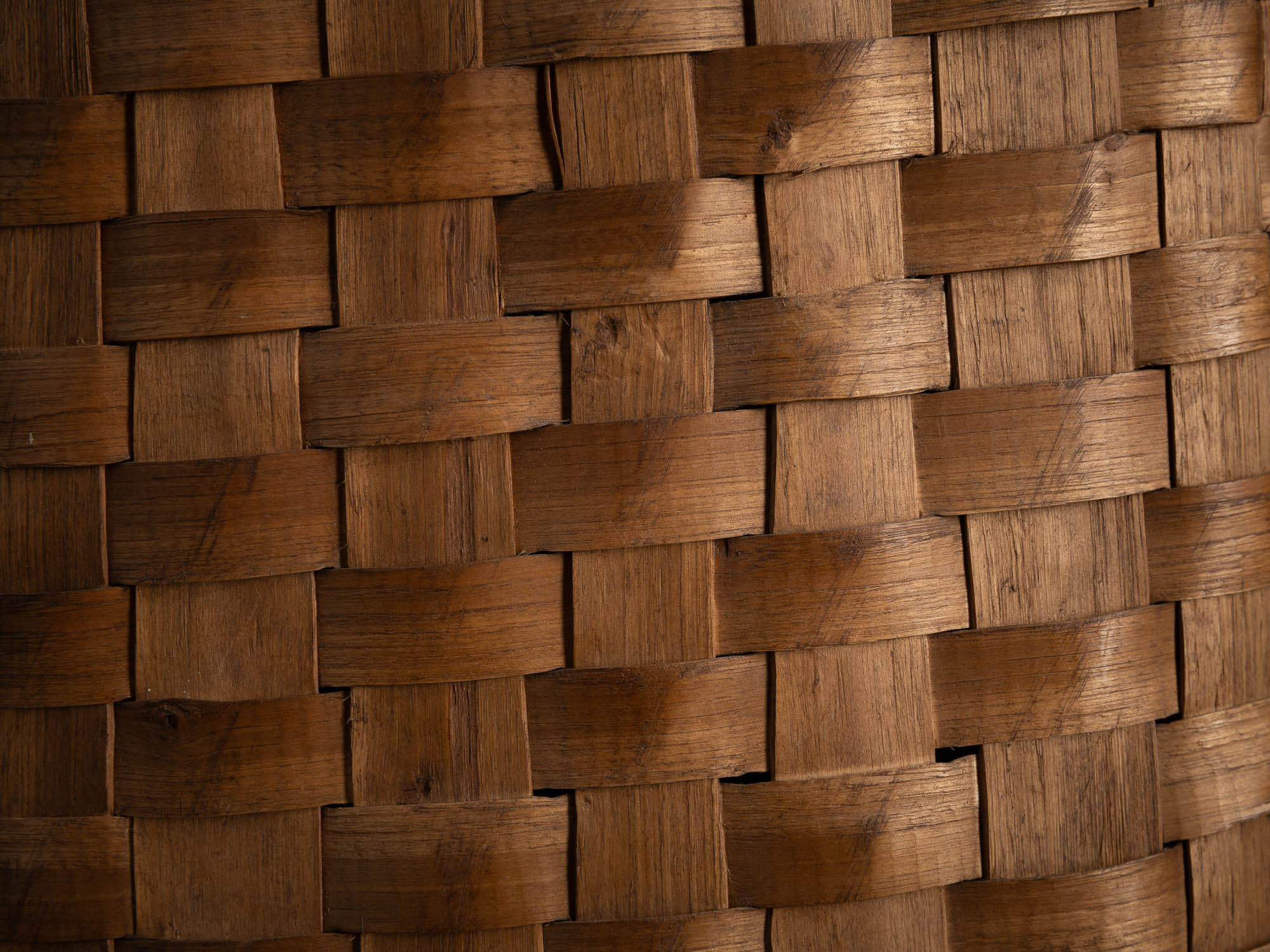 Haut panier ansé en vannerie de lames de bouleau, Suéde (Fin des années 1950)..High-handled basket in birch slat wickerwork for ikebana, Sweden (Late 1950s)