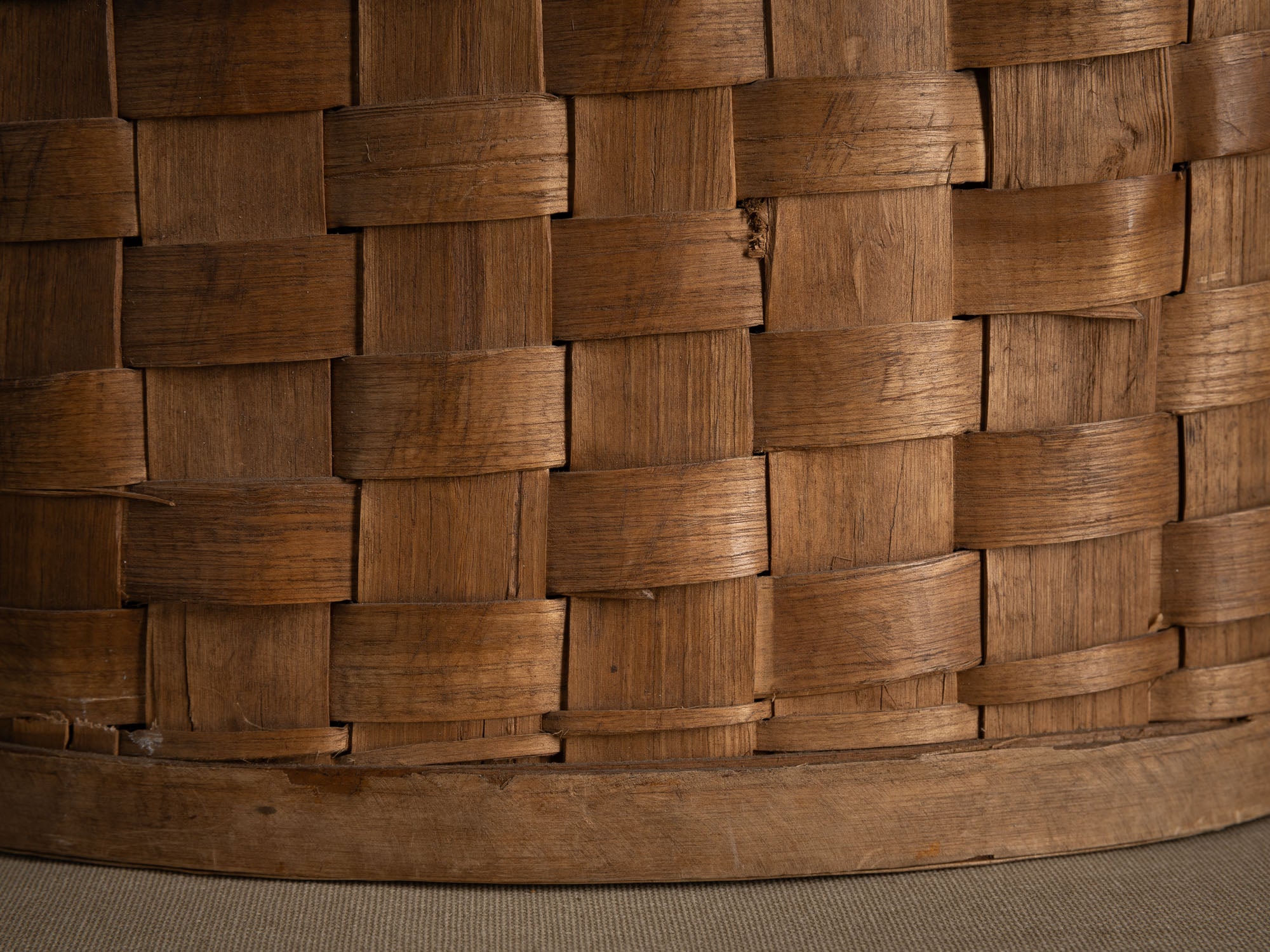 Haut panier ansé en vannerie de lames de bouleau, Suéde (Fin des années 1950)..High-handled basket in birch slat wickerwork for ikebana, Sweden (Late 1950s)