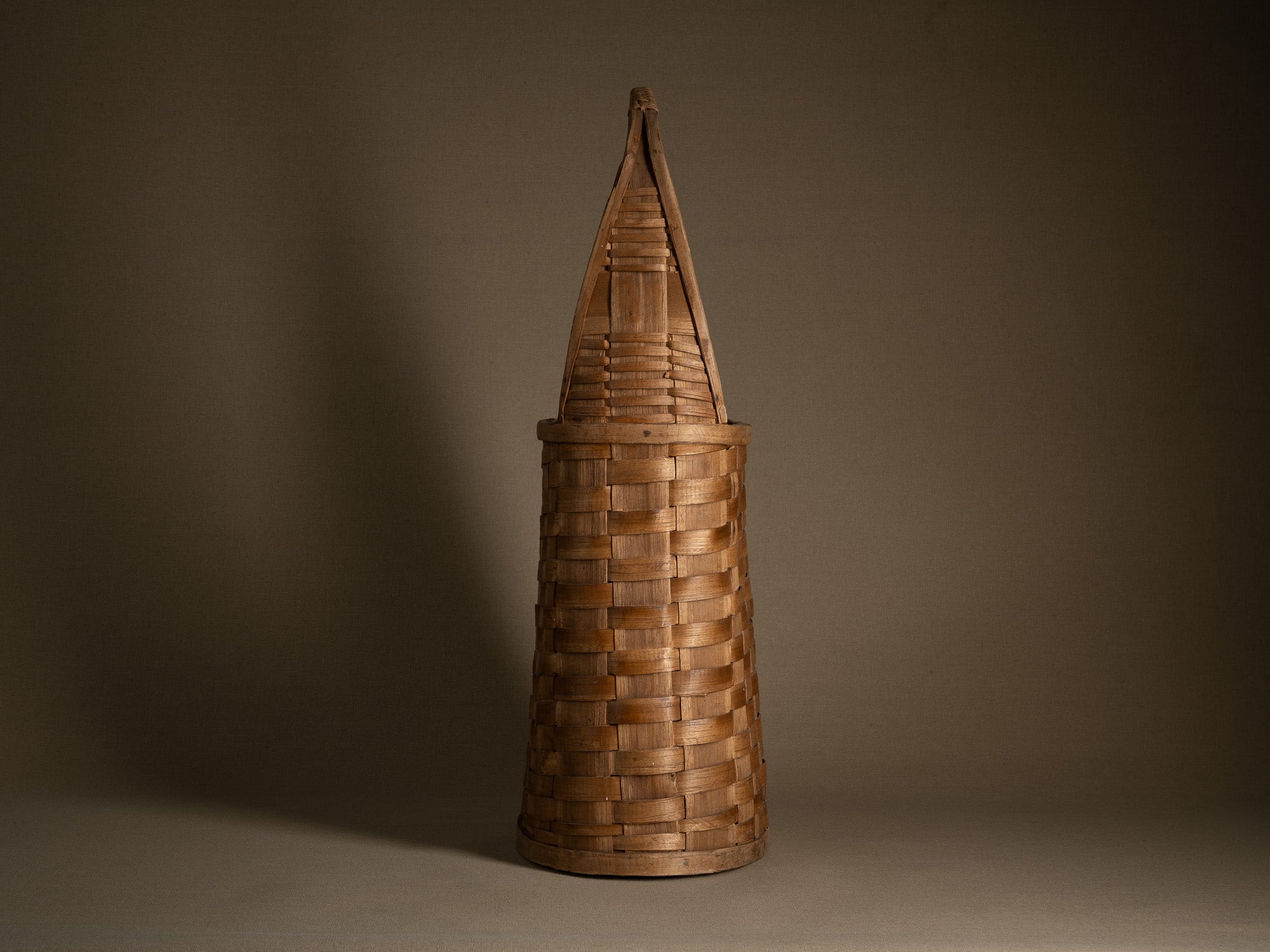 Haut panier ansé en vannerie de lames de bouleau, Suéde (Fin des années 1950)..High-handled basket in birch slat wickerwork for ikebana, Sweden (Late 1950s)