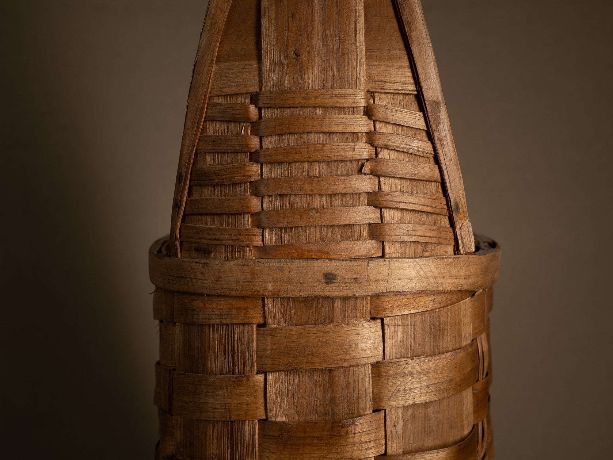 Haut panier ansé en vannerie de lames de bouleau, Suéde (Fin des années 1950)..High-handled basket in birch slat wickerwork for ikebana, Sweden (Late 1950s)
