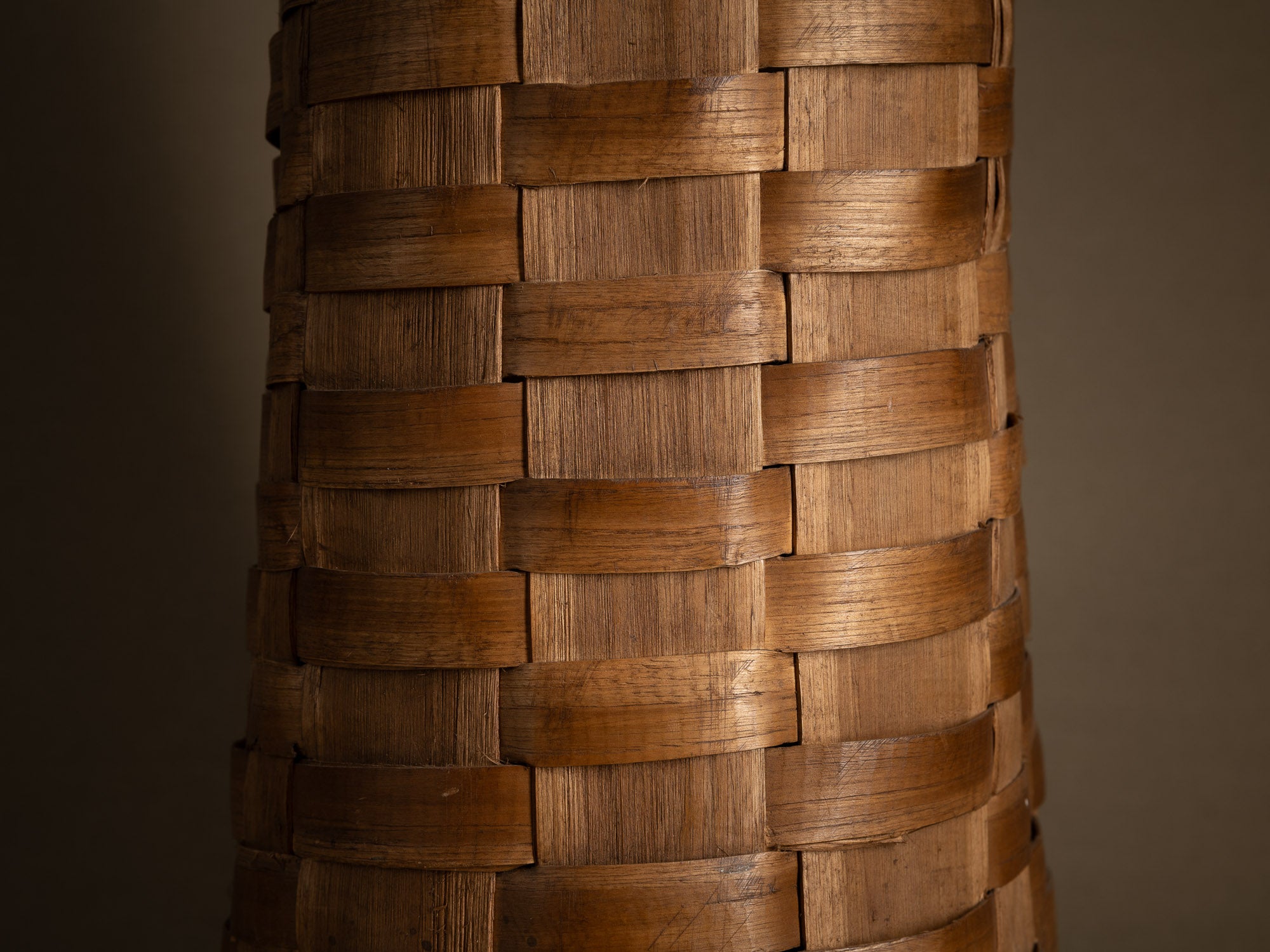 Haut panier ansé en vannerie de lames de bouleau, Suéde (Fin des années 1950)..High-handled basket in birch slat wickerwork for ikebana, Sweden (Late 1950s)