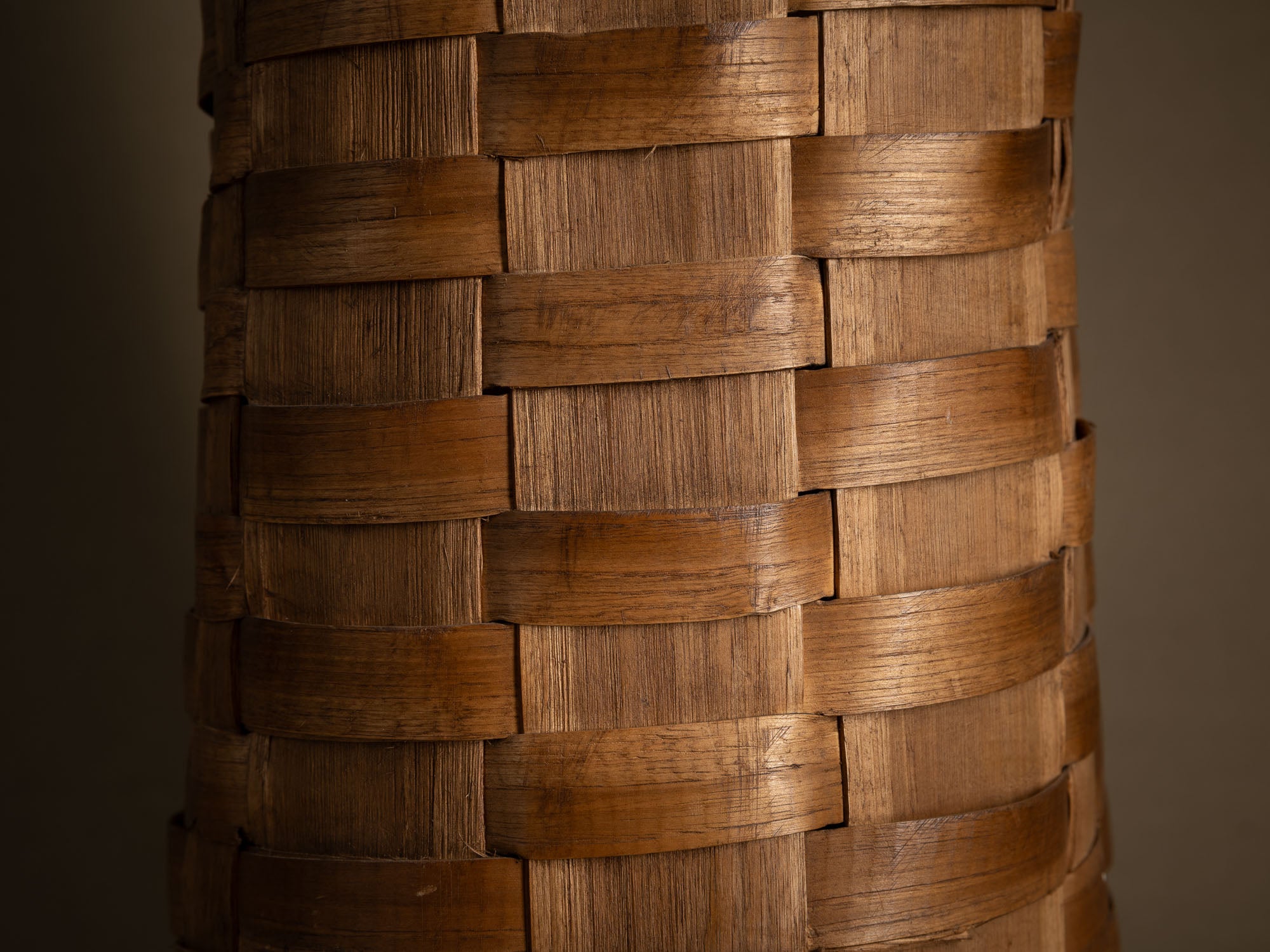 Haut panier ansé en vannerie de lames de bouleau, Suéde (Fin des années 1950)..High-handled basket in birch slat wickerwork for ikebana, Sweden (Late 1950s)