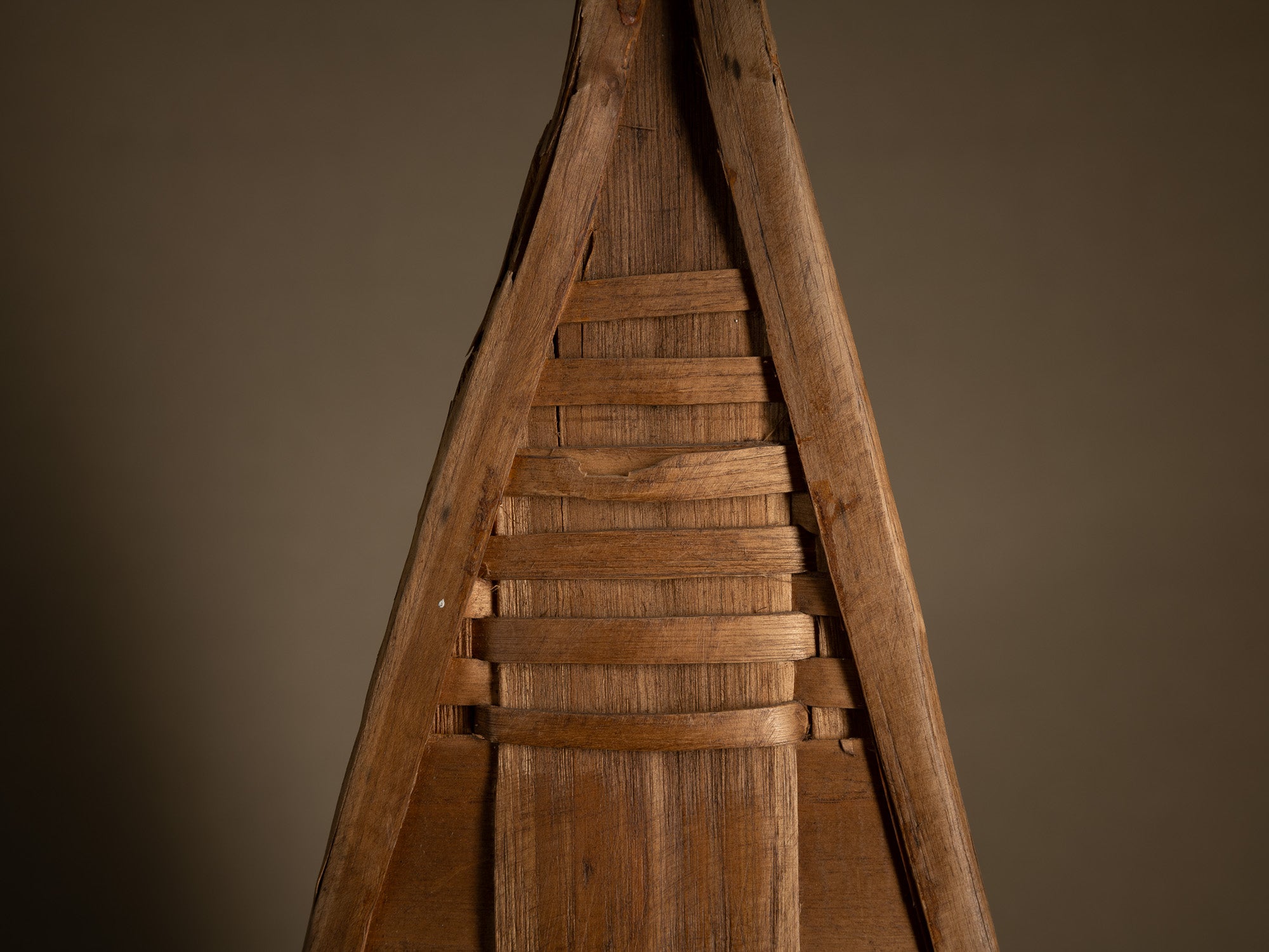 Haut panier ansé en vannerie de lames de bouleau, Suéde (Fin des années 1950)..High-handled basket in birch slat wickerwork for ikebana, Sweden (Late 1950s)
