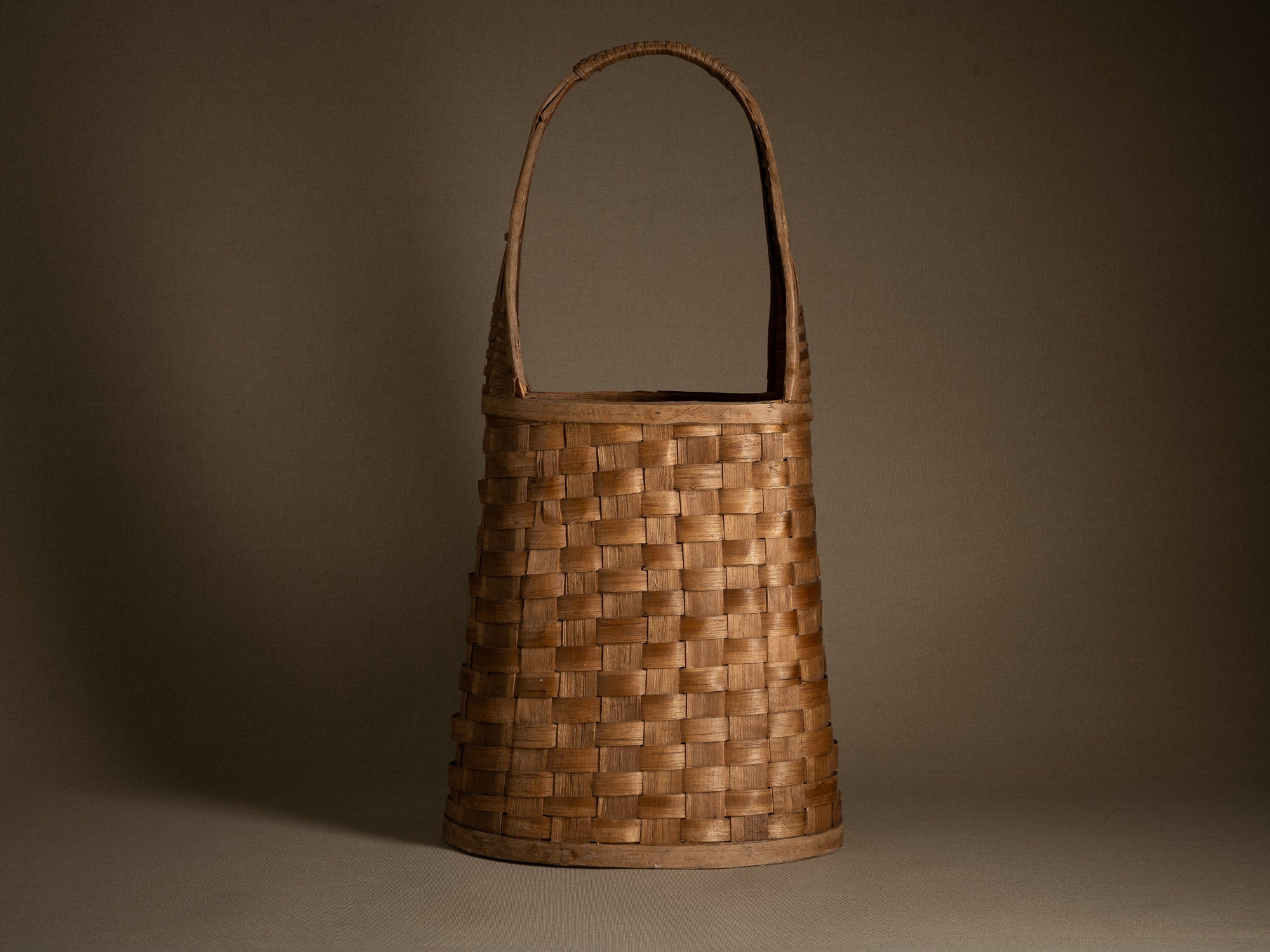 Haut panier ansé en vannerie de lames de bouleau, Suéde (Fin des années 1950)..High-handled basket in birch slat wickerwork for ikebana, Sweden (Late 1950s)