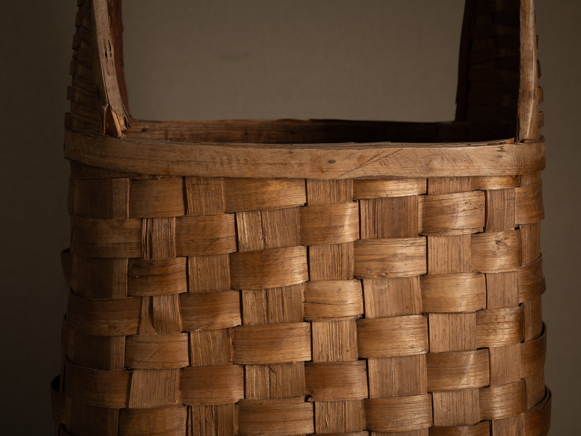 Haut panier ansé en vannerie de lames de bouleau, Suéde (Fin des années 1950)..High-handled basket in birch slat wickerwork for ikebana, Sweden (Late 1950s)