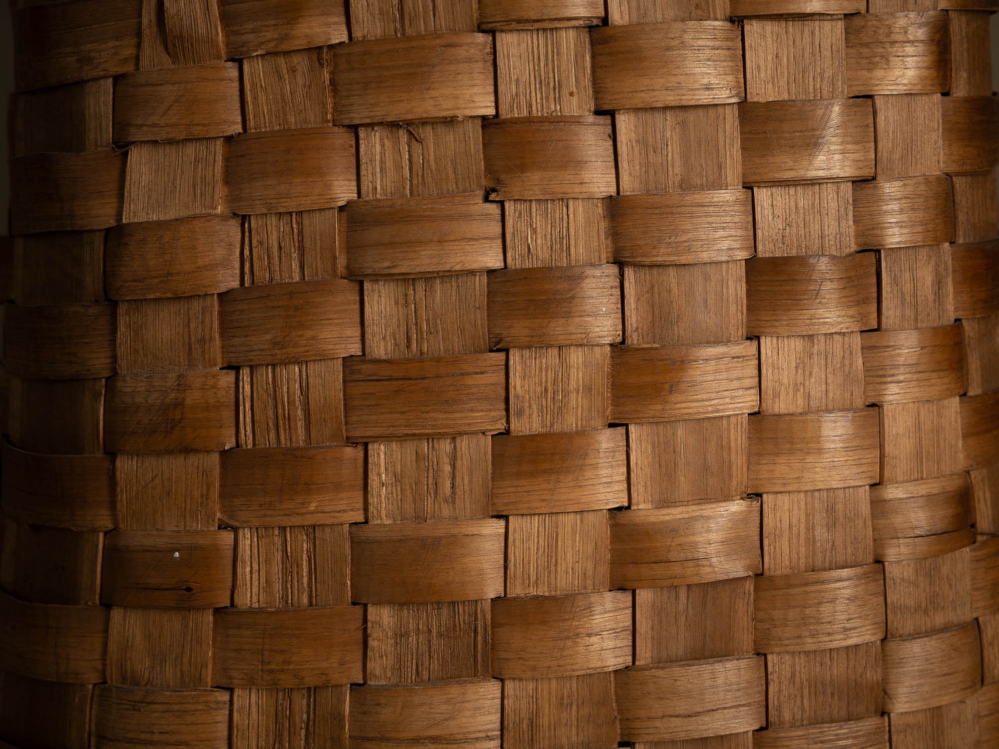 Haut panier ansé en vannerie de lames de bouleau, Suéde (Fin des années 1950)..High-handled basket in birch slat wickerwork for ikebana, Sweden (Late 1950s)