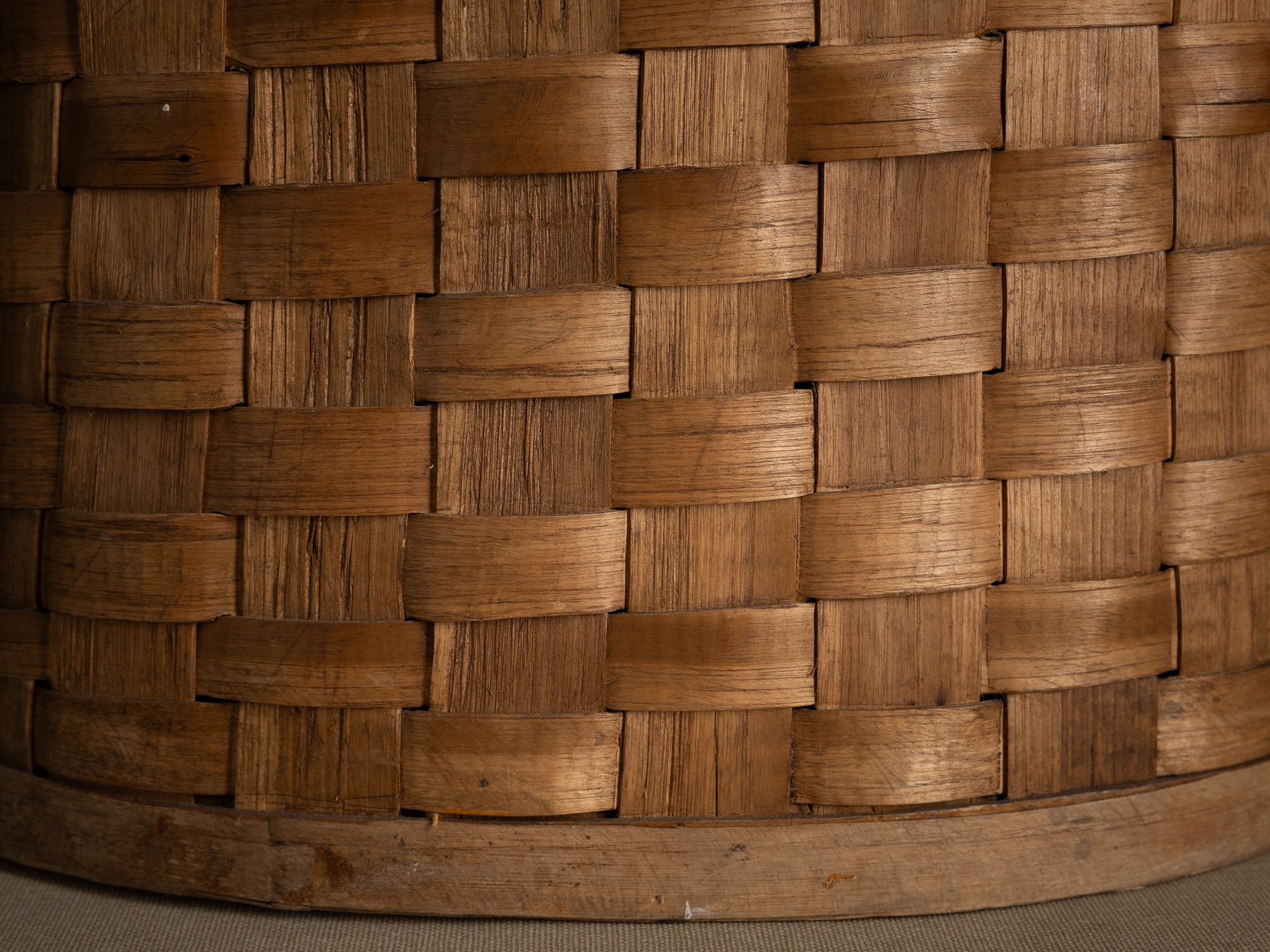 Haut panier ansé en vannerie de lames de bouleau, Suéde (Fin des années 1950)..High-handled basket in birch slat wickerwork for ikebana, Sweden (Late 1950s)