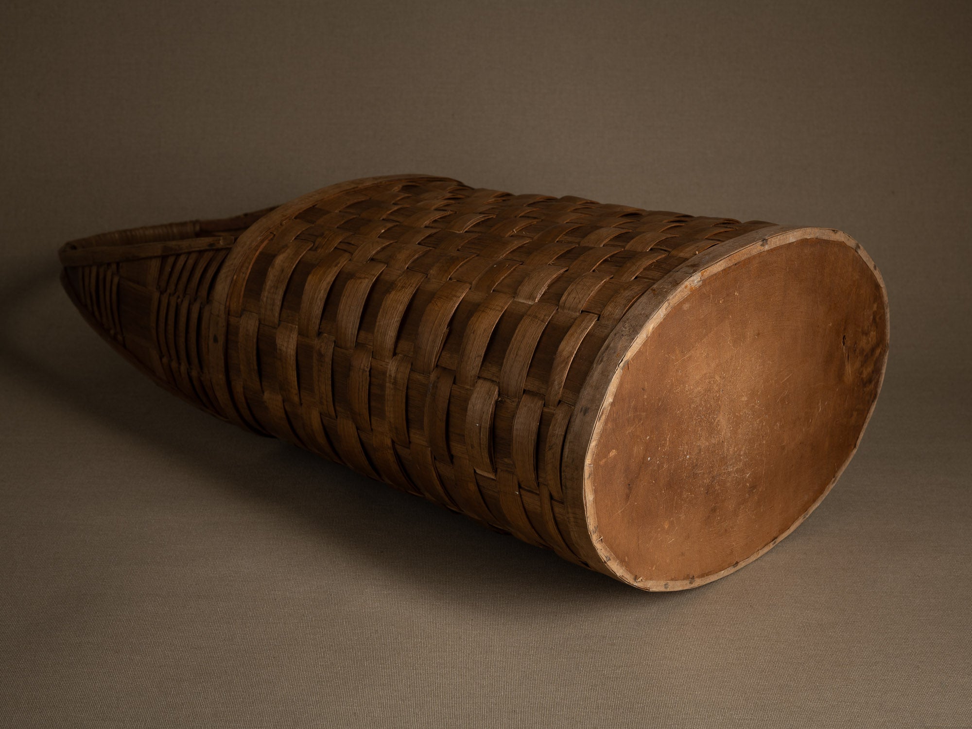 Haut panier ansé en vannerie de lames de bouleau, Suéde (Fin des années 1950)..High-handled basket in birch slat wickerwork for ikebana, Sweden (Late 1950s)