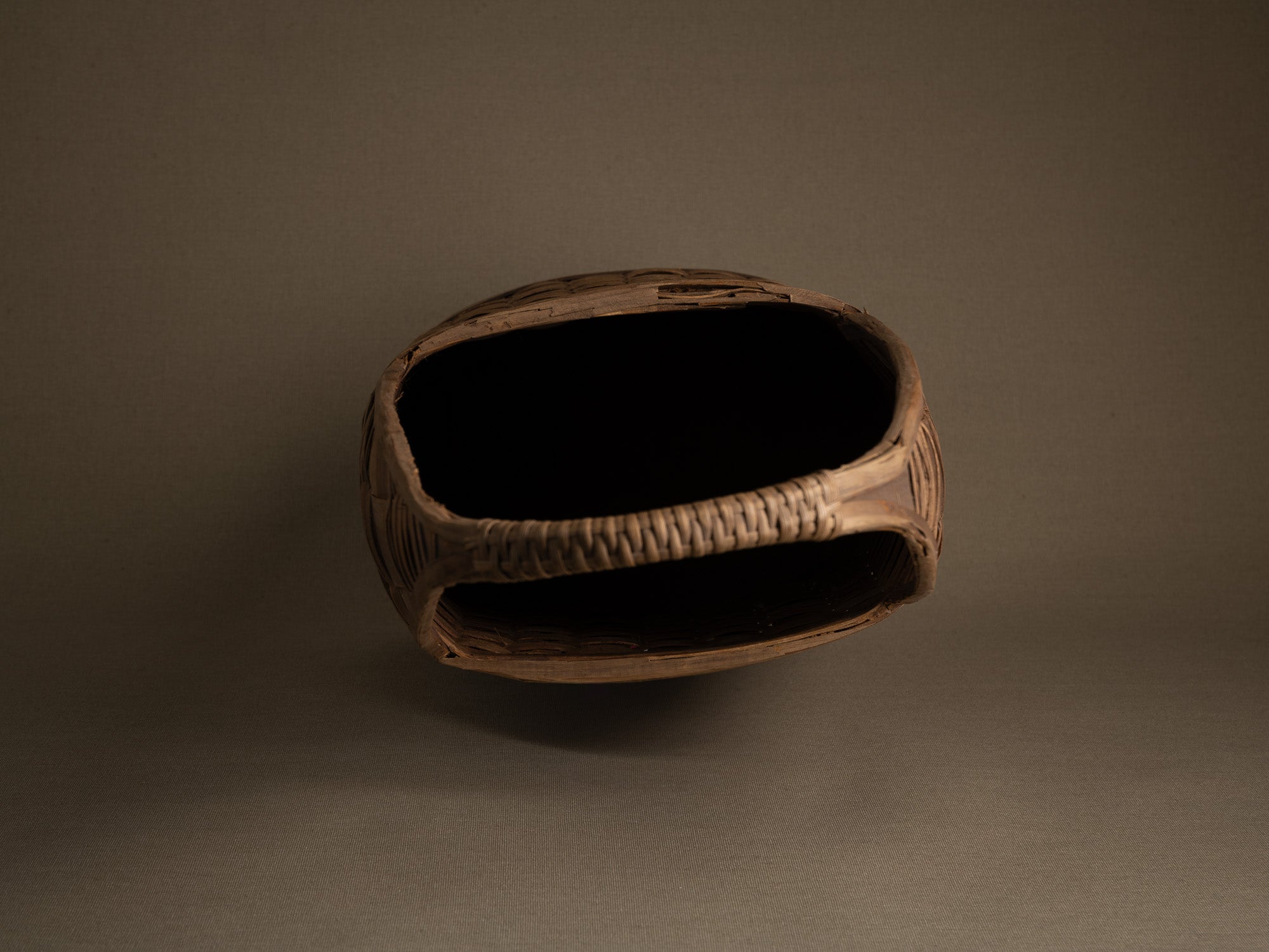Haut panier ansé en vannerie de lames de bouleau, Suéde (Fin des années 1950)..High-handled basket in birch slat wickerwork for ikebana, Sweden (Late 1950s)