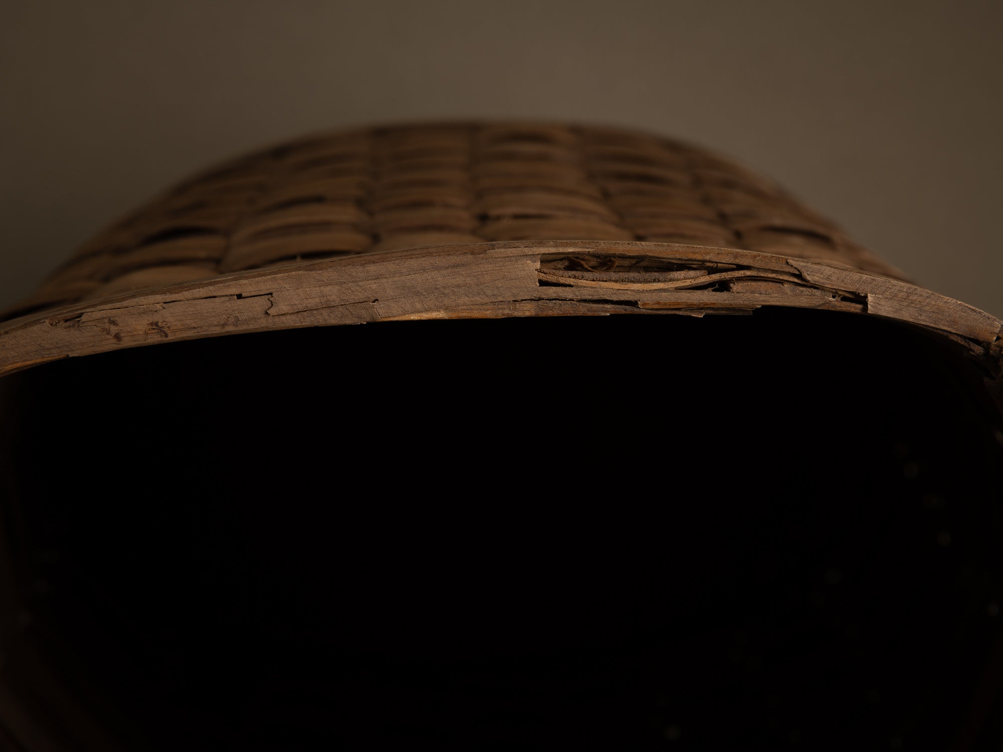 Haut panier ansé en vannerie de lames de bouleau, Suéde (Fin des années 1950)..High-handled basket in birch slat wickerwork for ikebana, Sweden (Late 1950s)