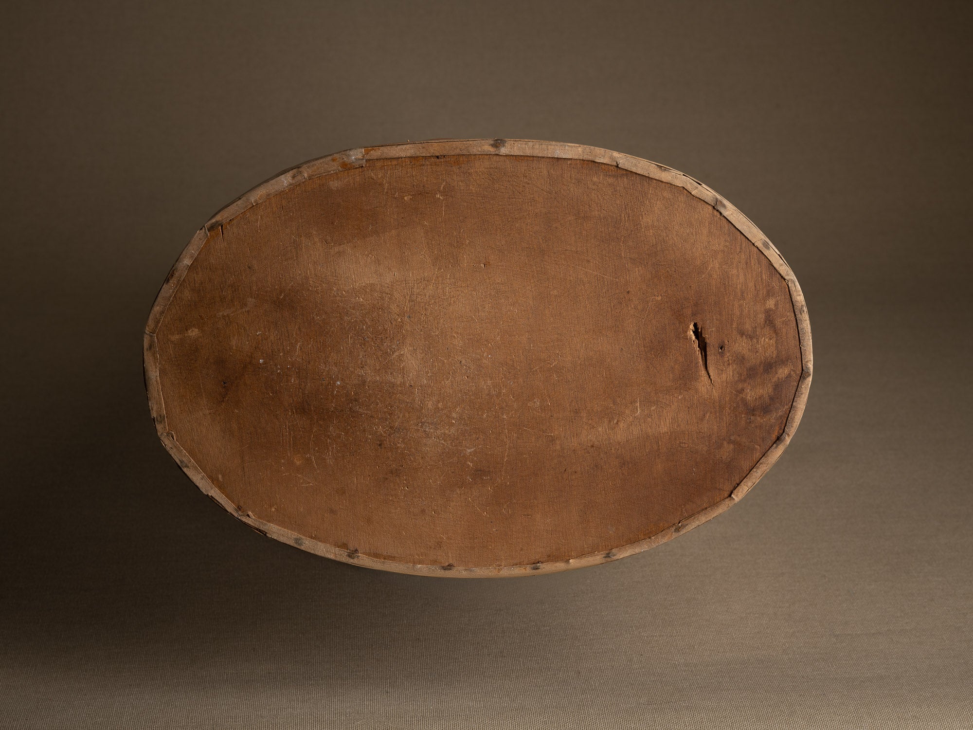 Haut panier ansé en vannerie de lames de bouleau, Suéde (Fin des années 1950)..High-handled basket in birch slat wickerwork for ikebana, Sweden (Late 1950s)
