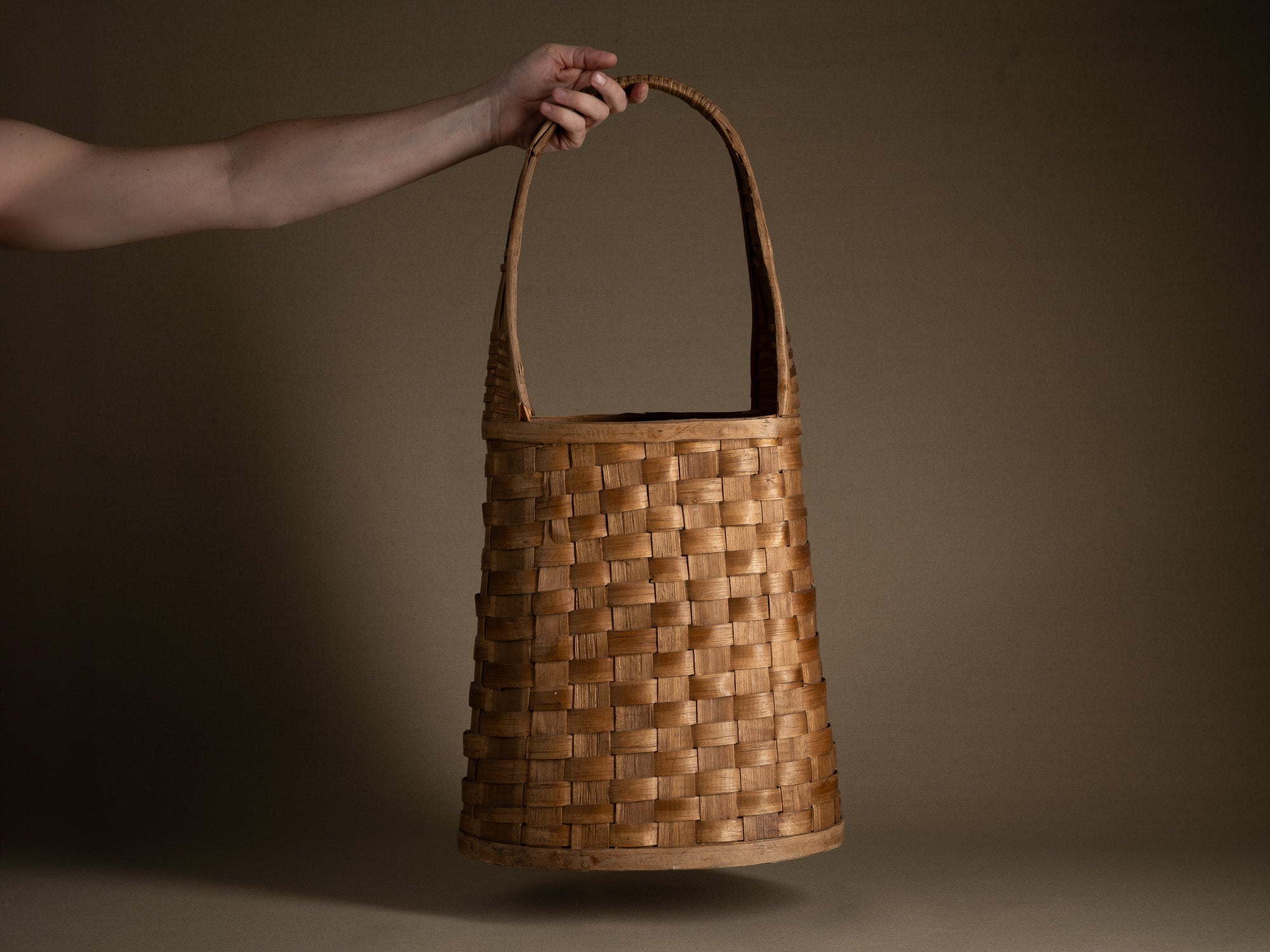 Haut panier ansé en vannerie de lames de bouleau, Suéde (Fin des années 1950)..High-handled basket in birch slat wickerwork for ikebana, Sweden (Late 1950s)