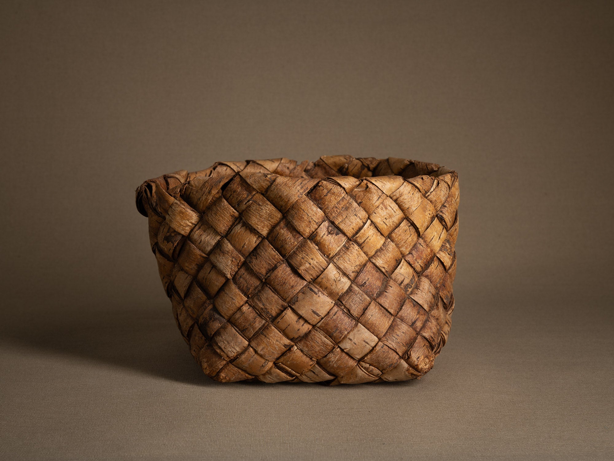 Coupe ou panier en vannerie d'écorce de bouleau, Finlande ou Suéde (Fin du XIXe / début du XXe siècle)..Remarkable birch wickerwork bowl, Finland or Sweden (late 19th/early 20th century)
