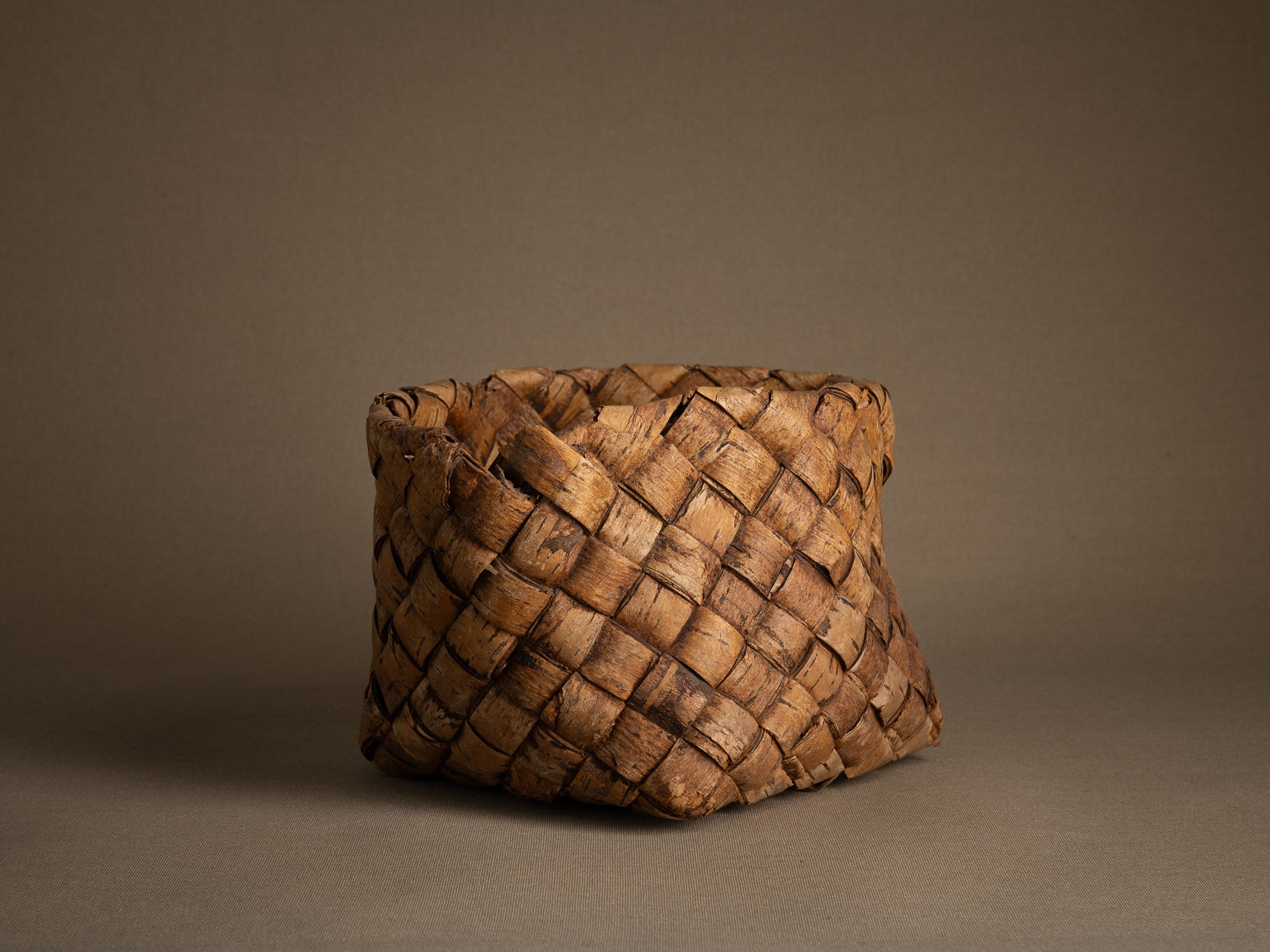 Coupe ou panier en vannerie d'écorce de bouleau, Finlande ou Suéde (Fin du XIXe / début du XXe siècle)..Remarkable birch wickerwork bowl, Finland or Sweden (late 19th/early 20th century)