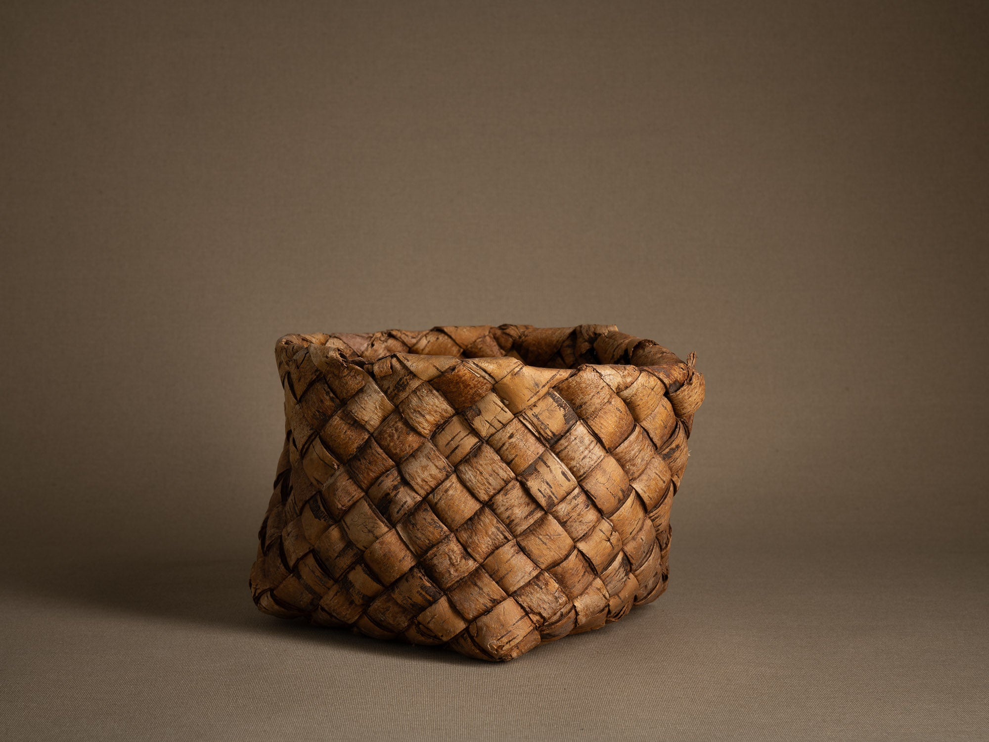 Coupe ou panier en vannerie d'écorce de bouleau, Finlande ou Suéde (Fin du XIXe / début du XXe siècle)..Remarkable birch wickerwork bowl, Finland or Sweden (late 19th/early 20th century)
