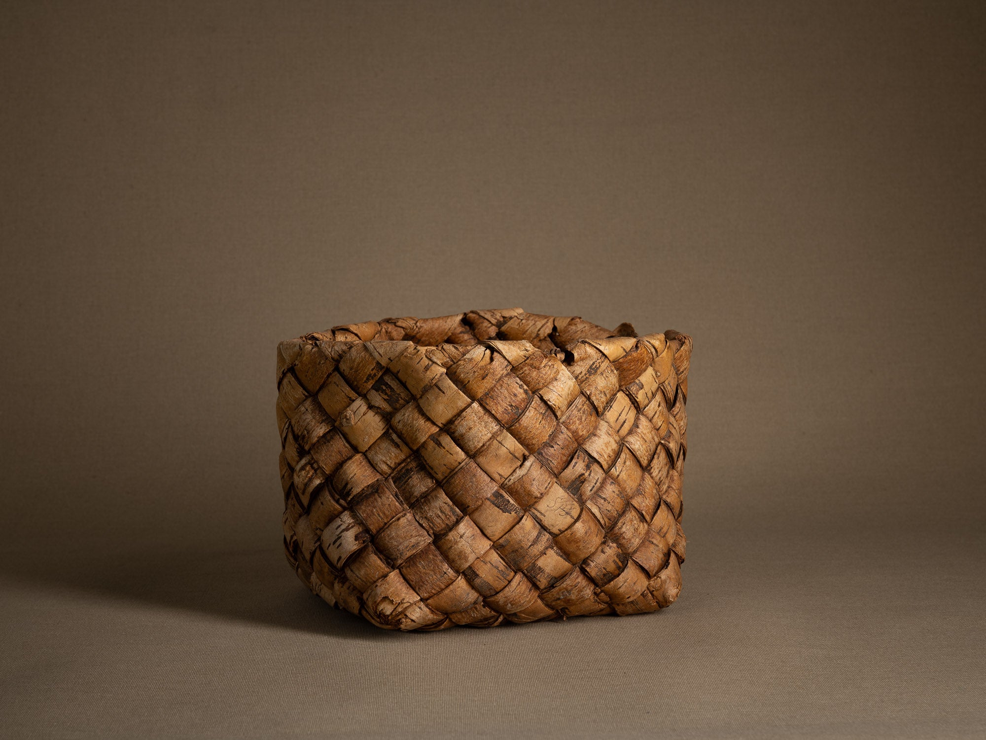 Coupe ou panier en vannerie d'écorce de bouleau, Finlande ou Suéde (Fin du XIXe / début du XXe siècle)..Remarkable birch wickerwork bowl, Finland or Sweden (late 19th/early 20th century)