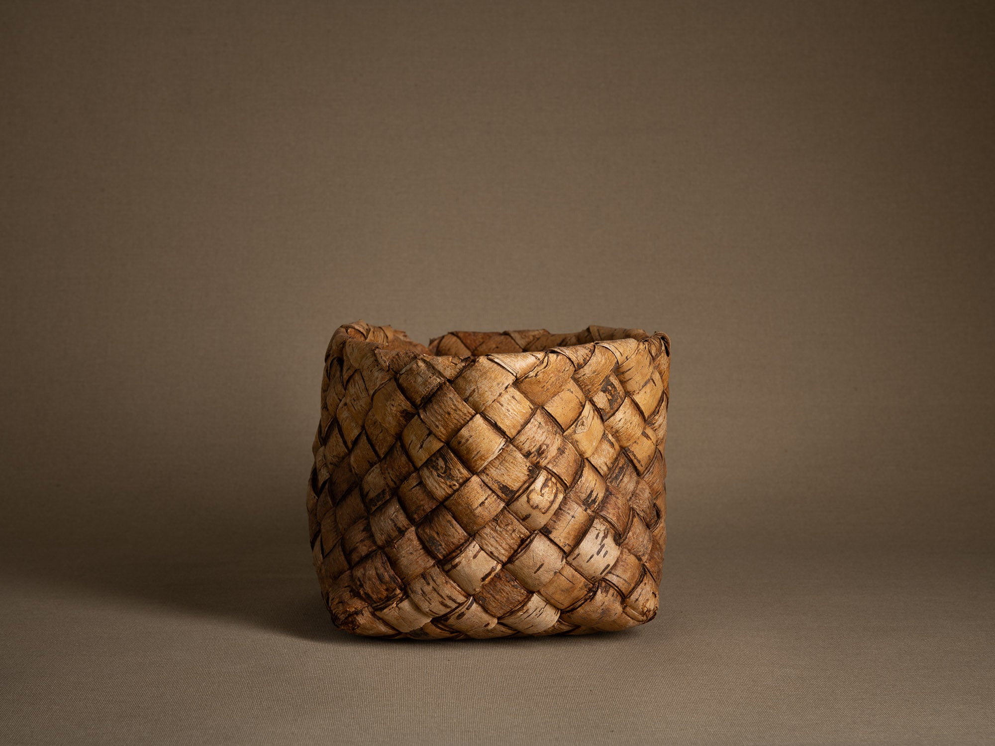 Coupe ou panier en vannerie d'écorce de bouleau, Finlande ou Suéde (Fin du XIXe / début du XXe siècle)..Remarkable birch wickerwork bowl, Finland or Sweden (late 19th/early 20th century)