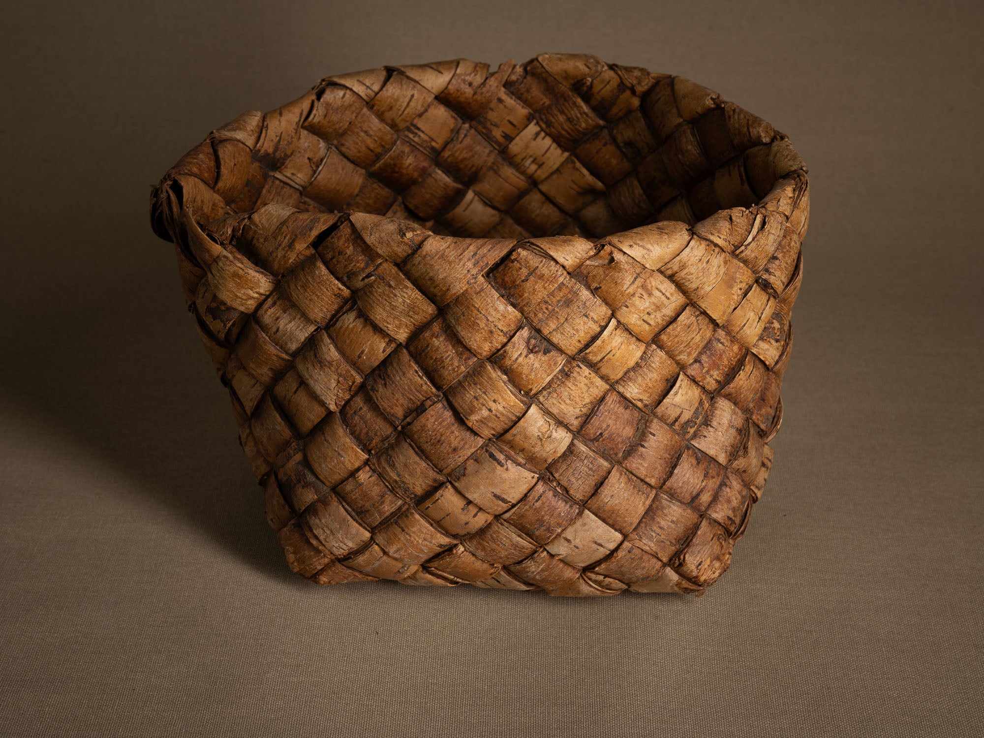 Coupe ou panier en vannerie d'écorce de bouleau, Finlande ou Suéde (Fin du XIXe / début du XXe siècle)..Remarkable birch wickerwork bowl, Finland or Sweden (late 19th/early 20th century)