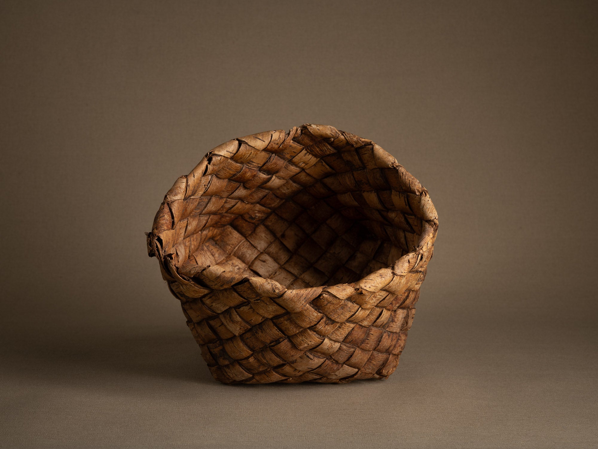 Coupe ou panier en vannerie d'écorce de bouleau, Finlande ou Suéde (Fin du XIXe / début du XXe siècle)..Remarkable birch wickerwork bowl, Finland or Sweden (late 19th/early 20th century)