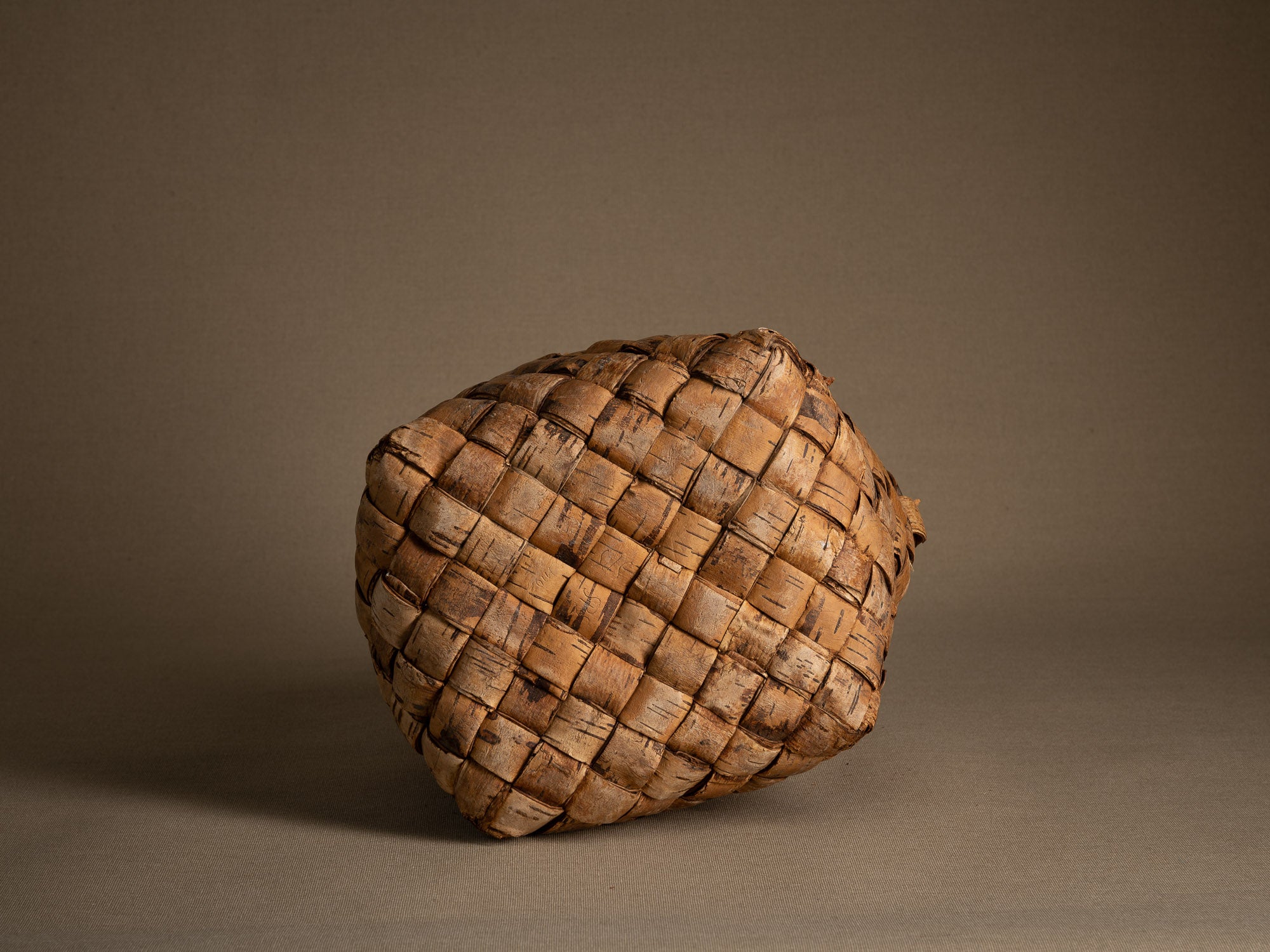 Coupe ou panier en vannerie d'écorce de bouleau, Finlande ou Suéde (Fin du XIXe / début du XXe siècle)..Remarkable birch wickerwork bowl, Finland or Sweden (late 19th/early 20th century)