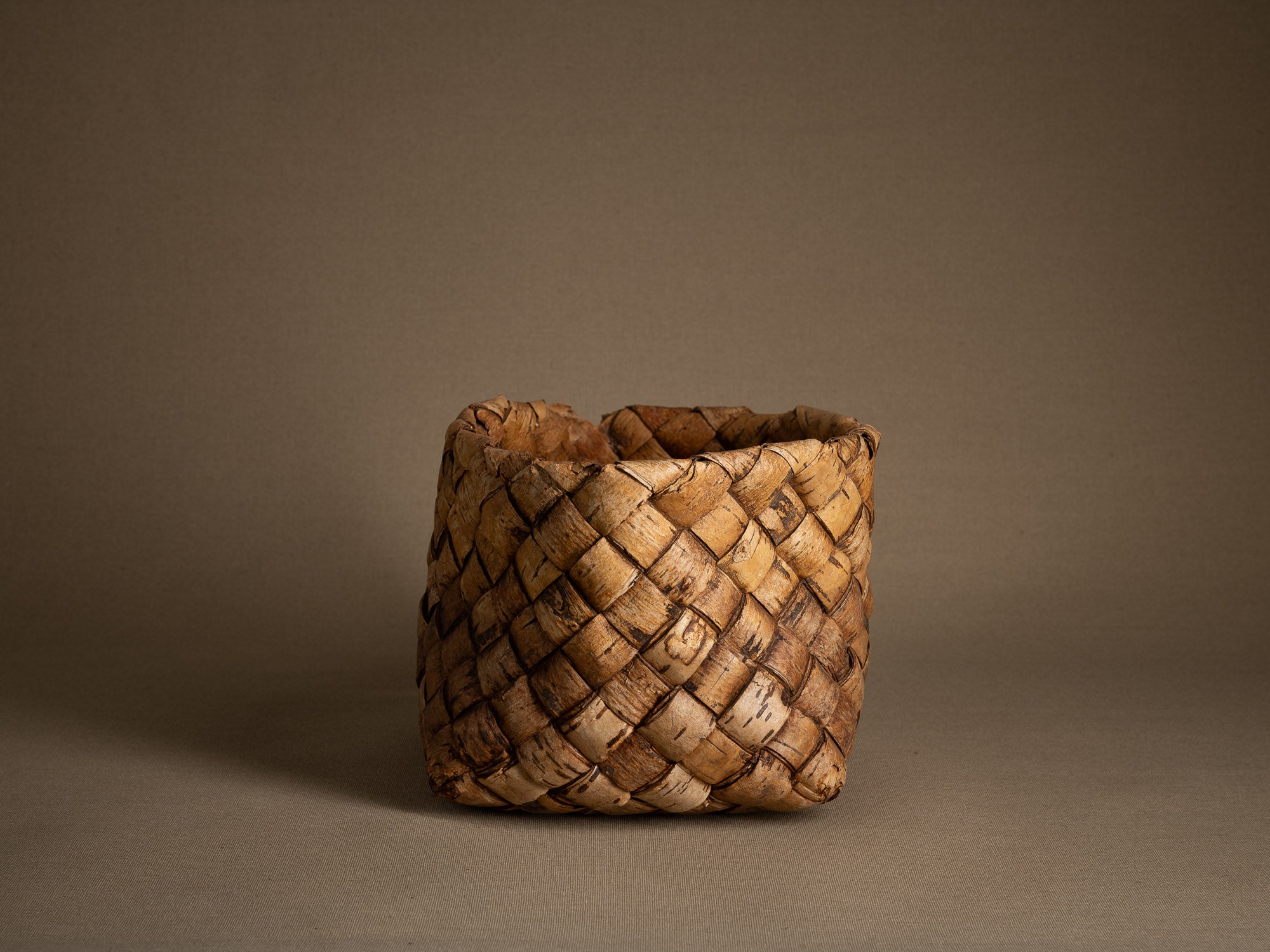 Coupe ou panier en vannerie d'écorce de bouleau, Finlande ou Suéde (Fin du XIXe / début du XXe siècle)..Remarkable birch wickerwork bowl, Finland or Sweden (late 19th/early 20th century)