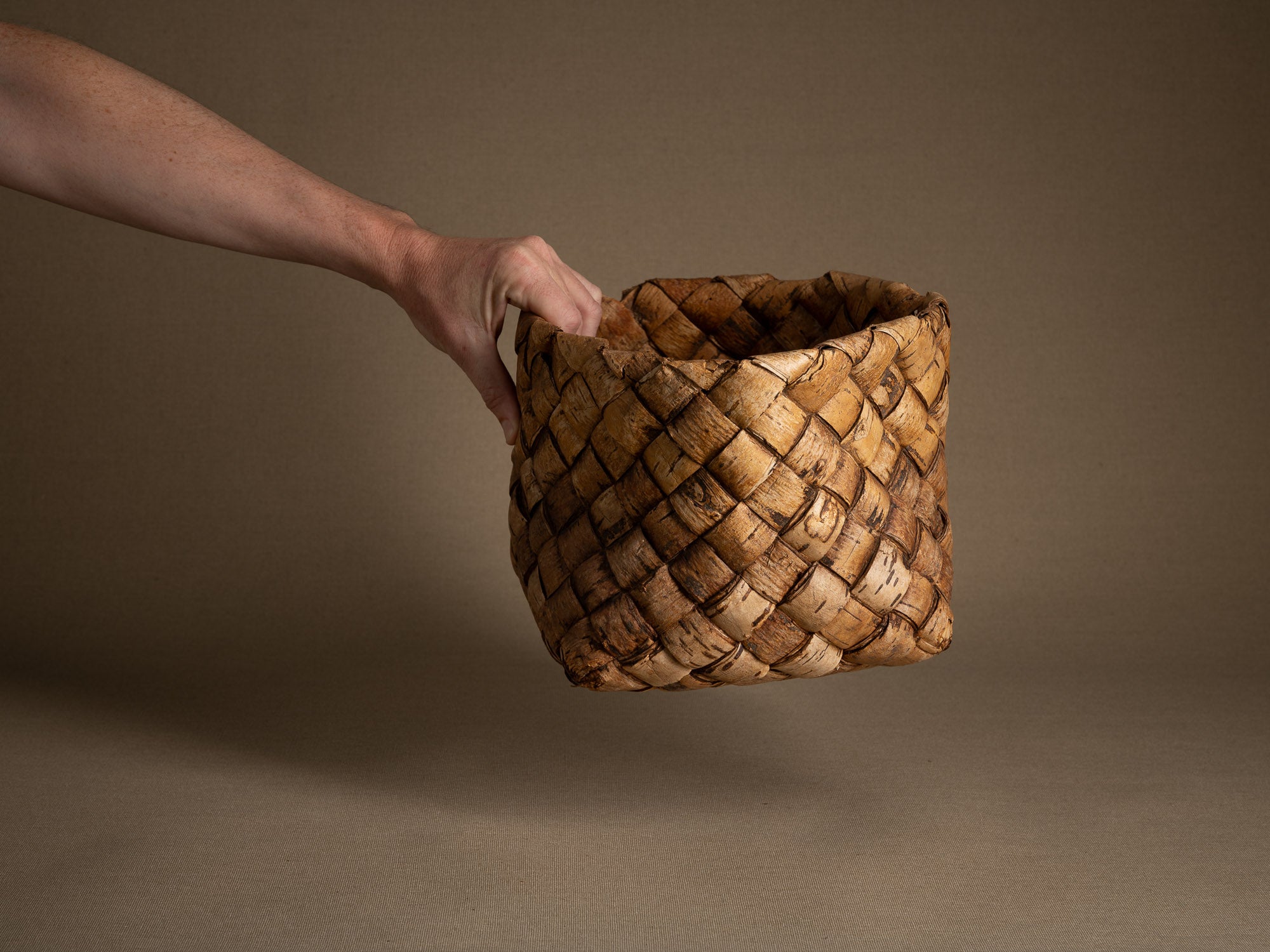 Coupe ou panier en vannerie d'écorce de bouleau, Finlande ou Suéde (Fin du XIXe / début du XXe siècle)..Remarkable birch wickerwork bowl, Finland or Sweden (late 19th/early 20th century)