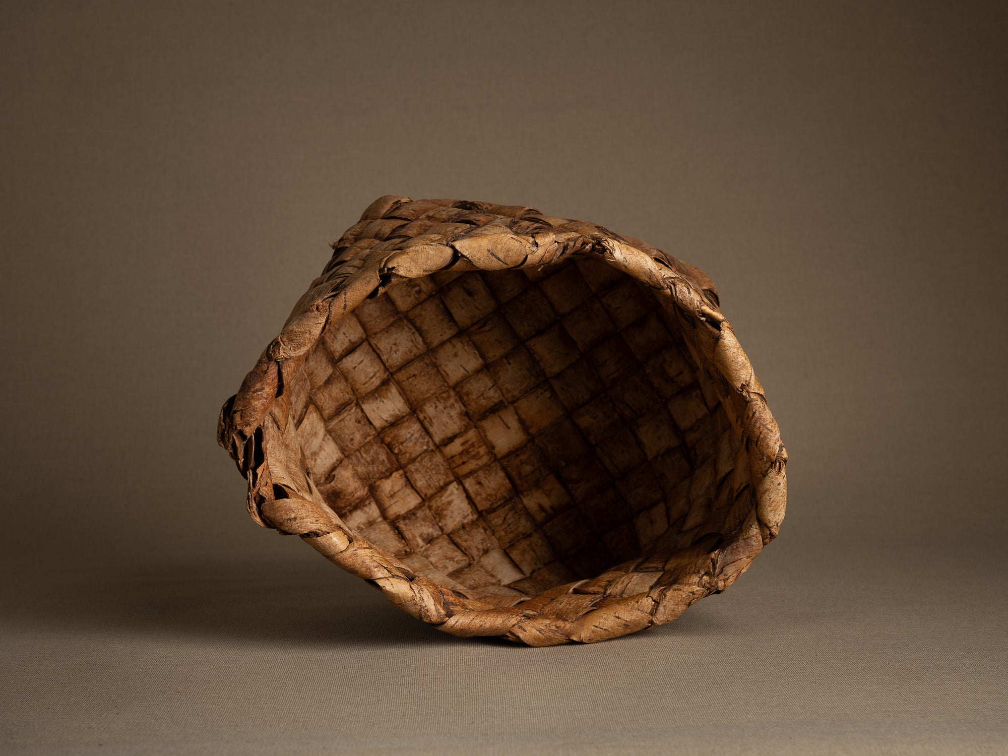 Coupe ou panier en vannerie d'écorce de bouleau, Finlande ou Suéde (Fin du XIXe / début du XXe siècle)..Remarkable birch wickerwork bowl, Finland or Sweden (late 19th/early 20th century)