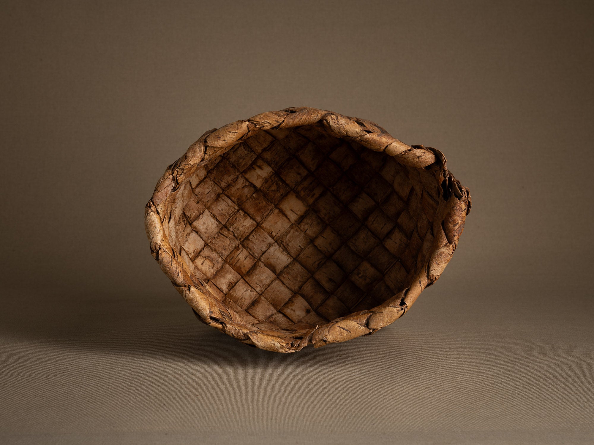 Coupe ou panier en vannerie d'écorce de bouleau, Finlande ou Suéde (Fin du XIXe / début du XXe siècle)..Remarkable birch wickerwork bowl, Finland or Sweden (late 19th/early 20th century)