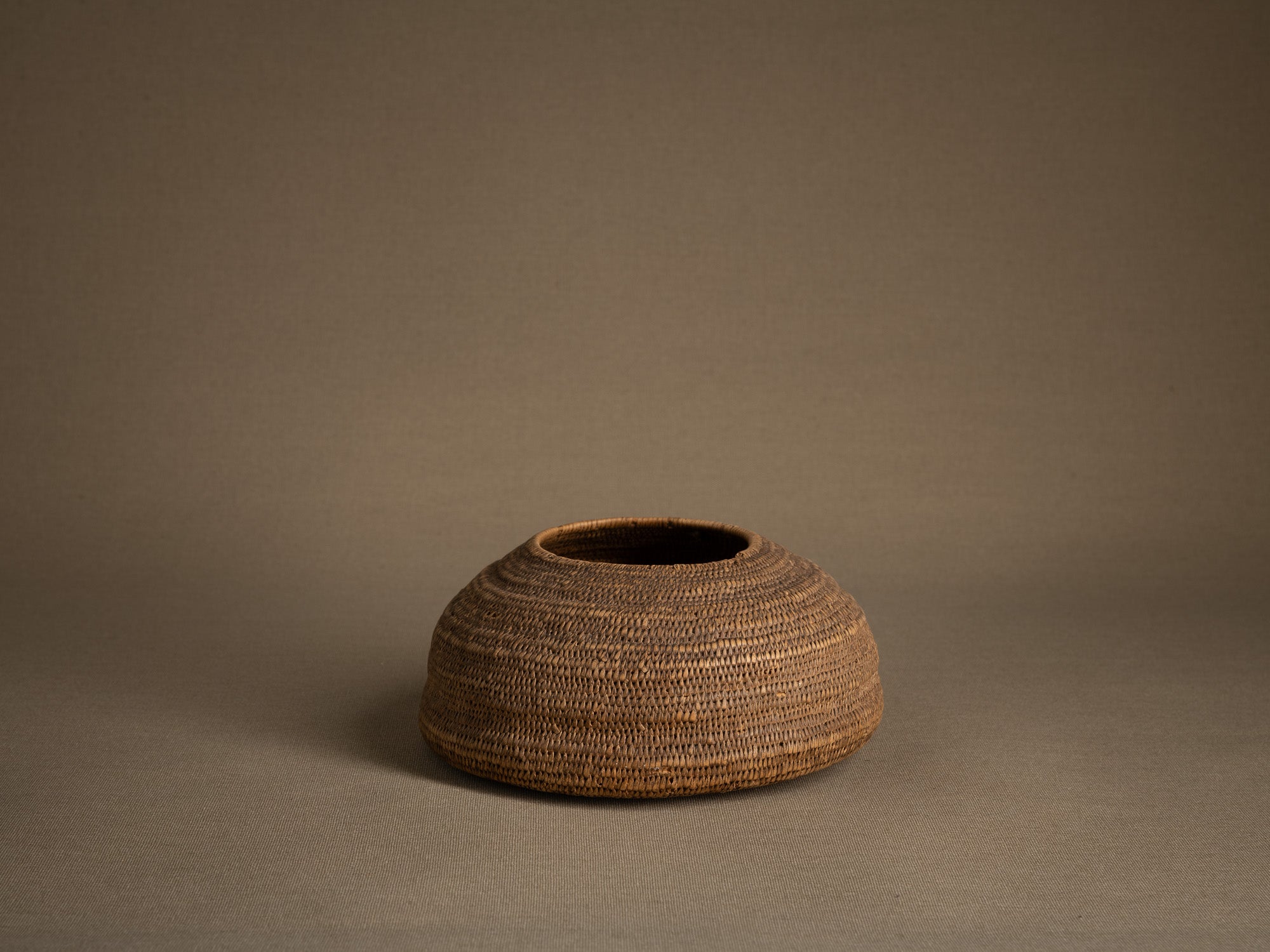 Rare panier en vannerie sami, Territoire Sami de Suède (Fin du XVIIIe / première partie du XIXe siècle)..Rare samii wickerwork vase from Swedish Sami territory (late 18th / first half of 19th century)